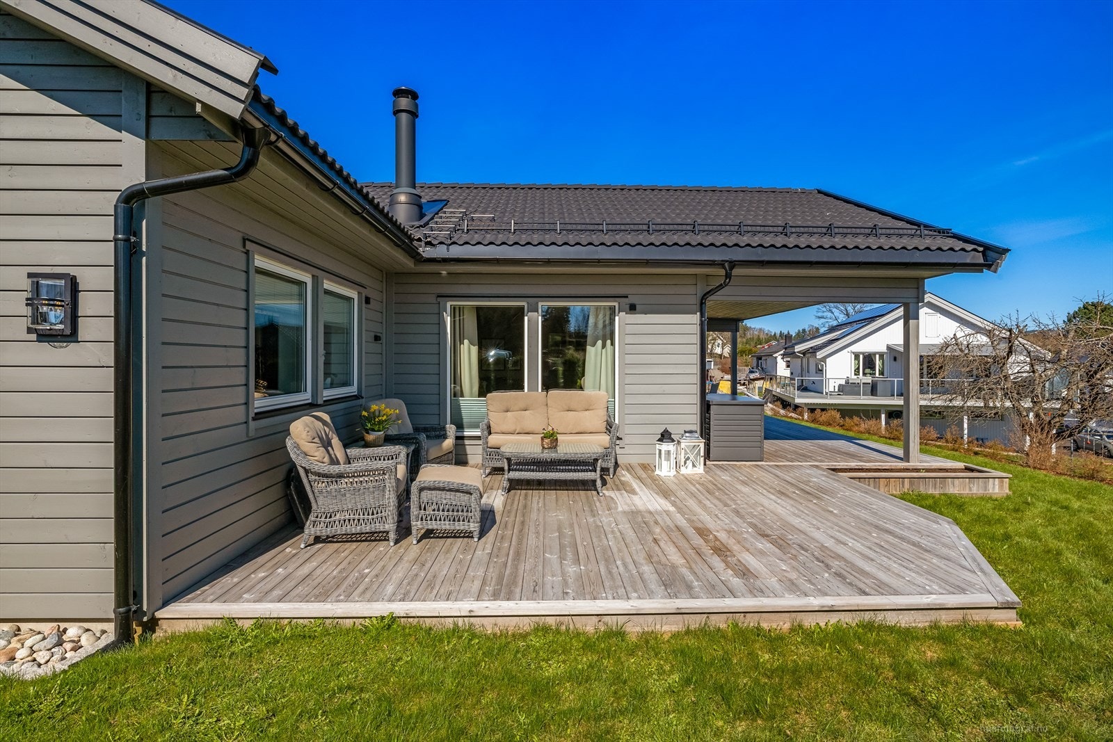 Terrasse på 53 m2, terrassen og utearealene kan møbleres med flere møbleringssoner der en kan invitere hele vennegjengen til en uforglemmelig sommerkveld. Galleribilde