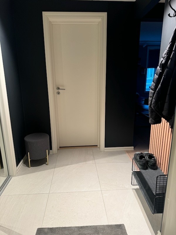 Velkommen inn! I gangen er det romslig skyvedørsgarderobe. Galleribilde