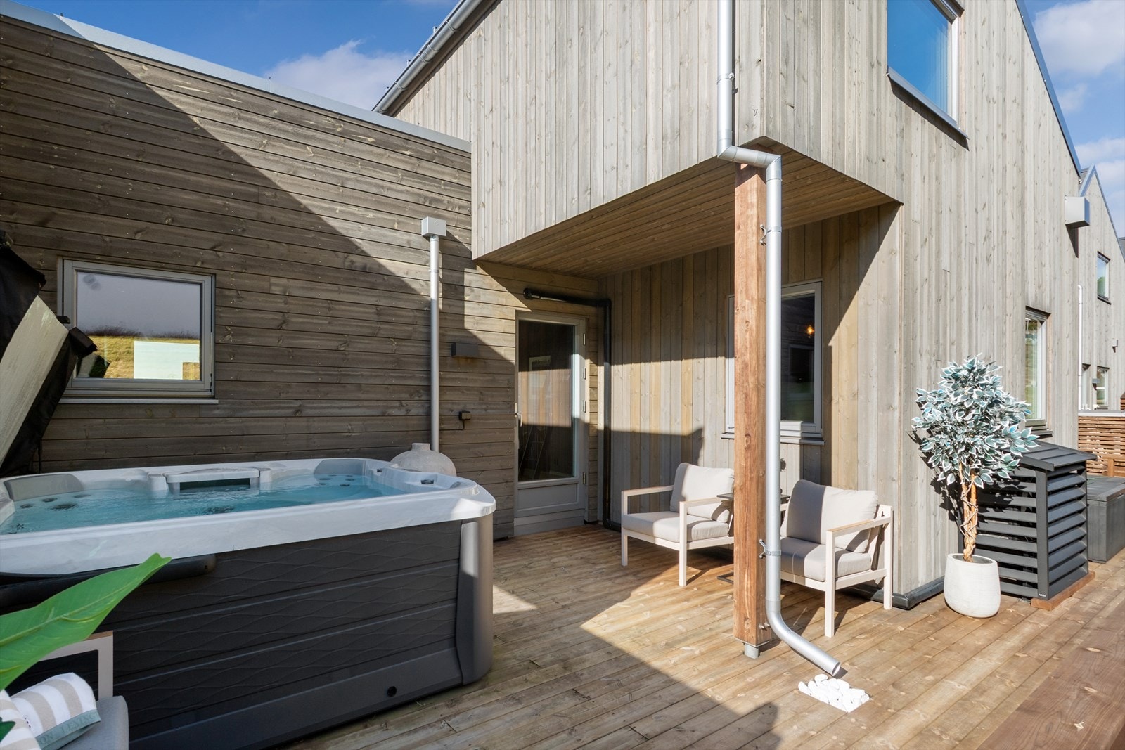 Den østvendte terrassen på ca. 30 m². Galleribilde