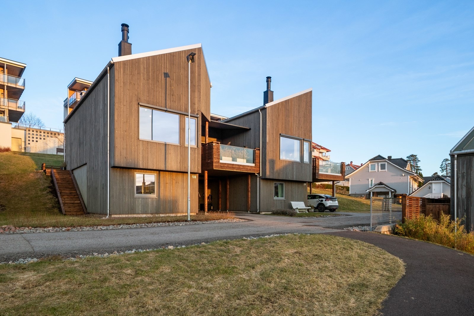 Boligen byr på flere uteplasser, moderne standard og carport med elbil-lader. Galleribilde