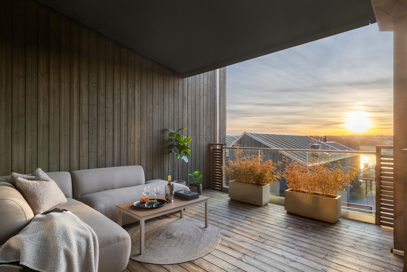 Balkongen vender mot vest og er på ca. 16 m² utstyrt med takscreen med vanntett duk som gjør det mulig å sitte ute selv når det regner. Galleribilde
