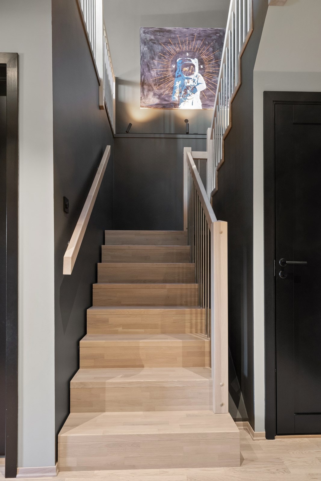 Praktisk bod under trappen. Galleribilde