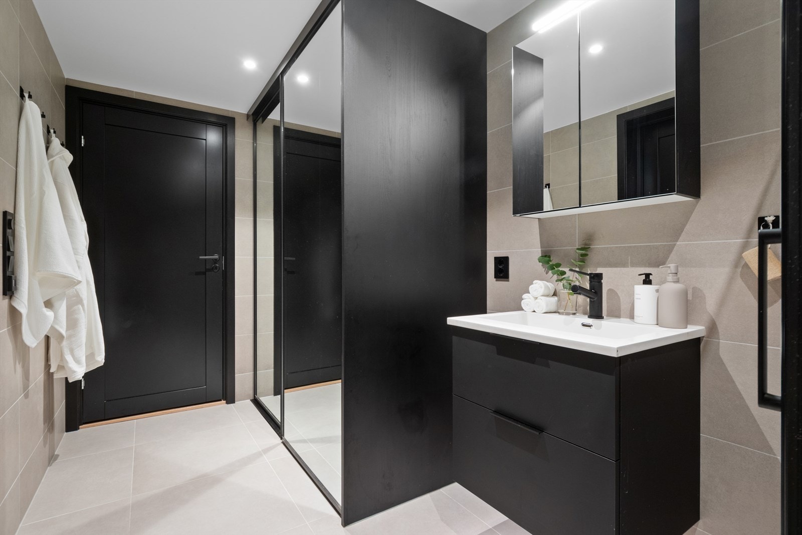 Badet har praktisk garderobe fra Rival med skyvedører i speil og oppsett til vask og tørk bak skyvedørene, samt nilananlegg. Fra badet er det adkomst til boden. Galleribilde
