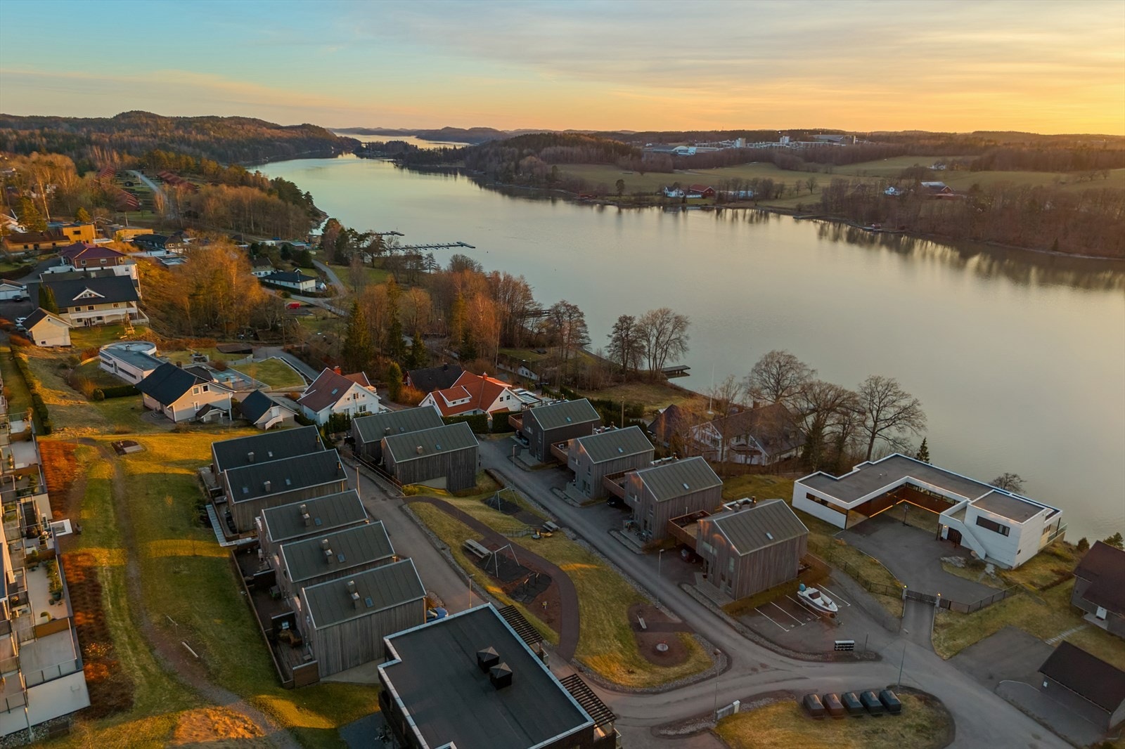 Det er gåavstand til Tørkopp med mulighet for båtplass og Nøtterøy golfklubb på Hell. Galleribilde
