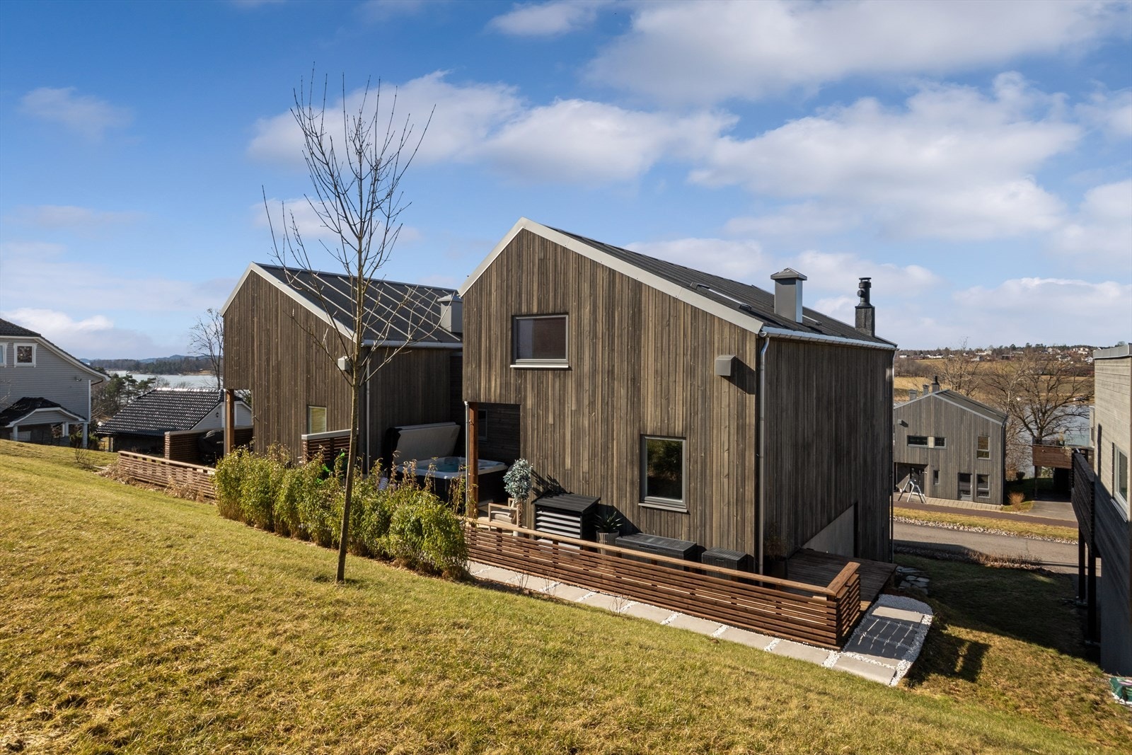 Uteområdene er opparbeidet med utvidet terrasse, gjerder og trapper, samt beplantning, blomsterbed og hekk som gir en hyggelig og skjermet atmosfære. Galleribilde