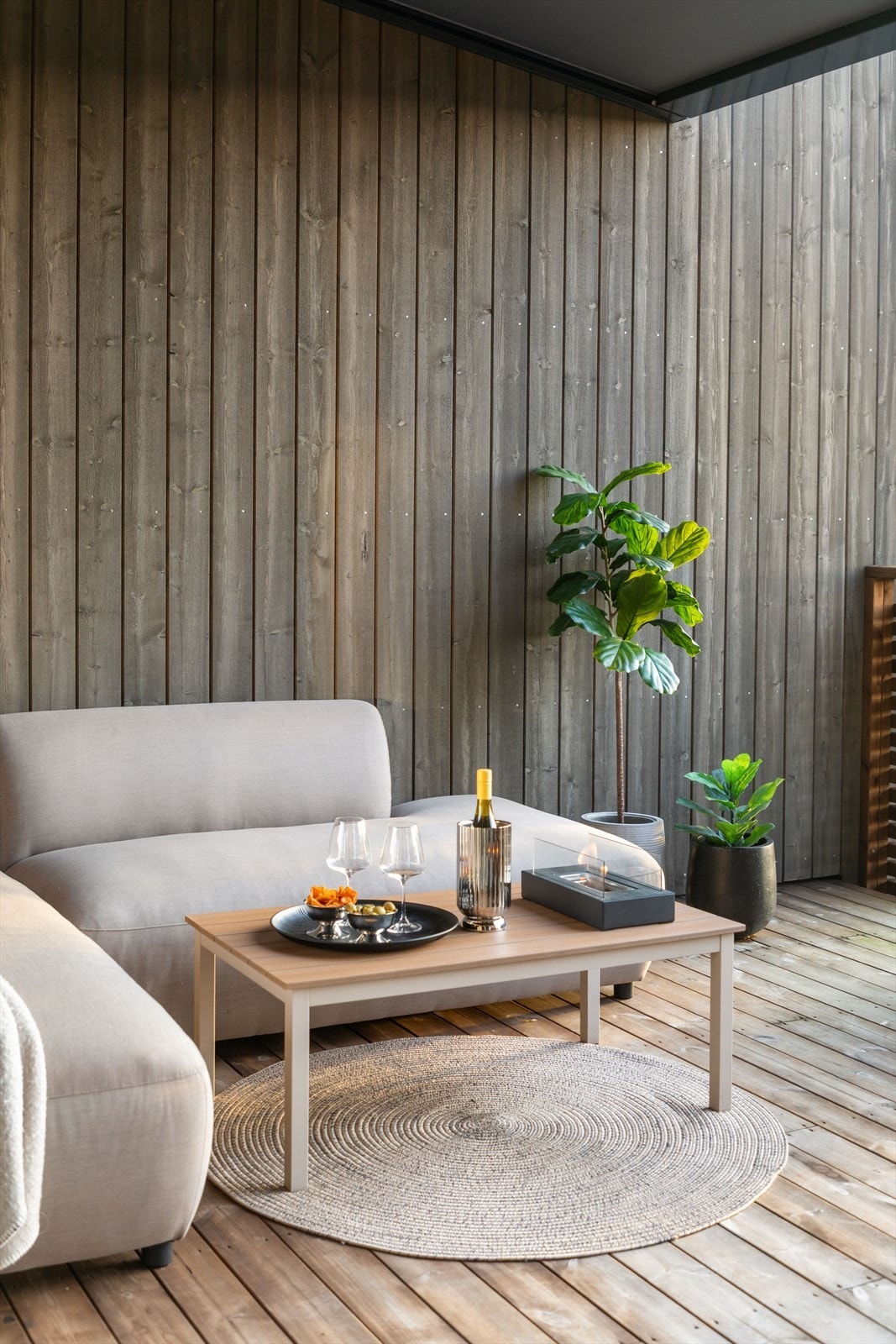 Her er det god plass til en hyggelig sittegruppe for å nyte ettermiddags- og kveldssolen. Galleribilde