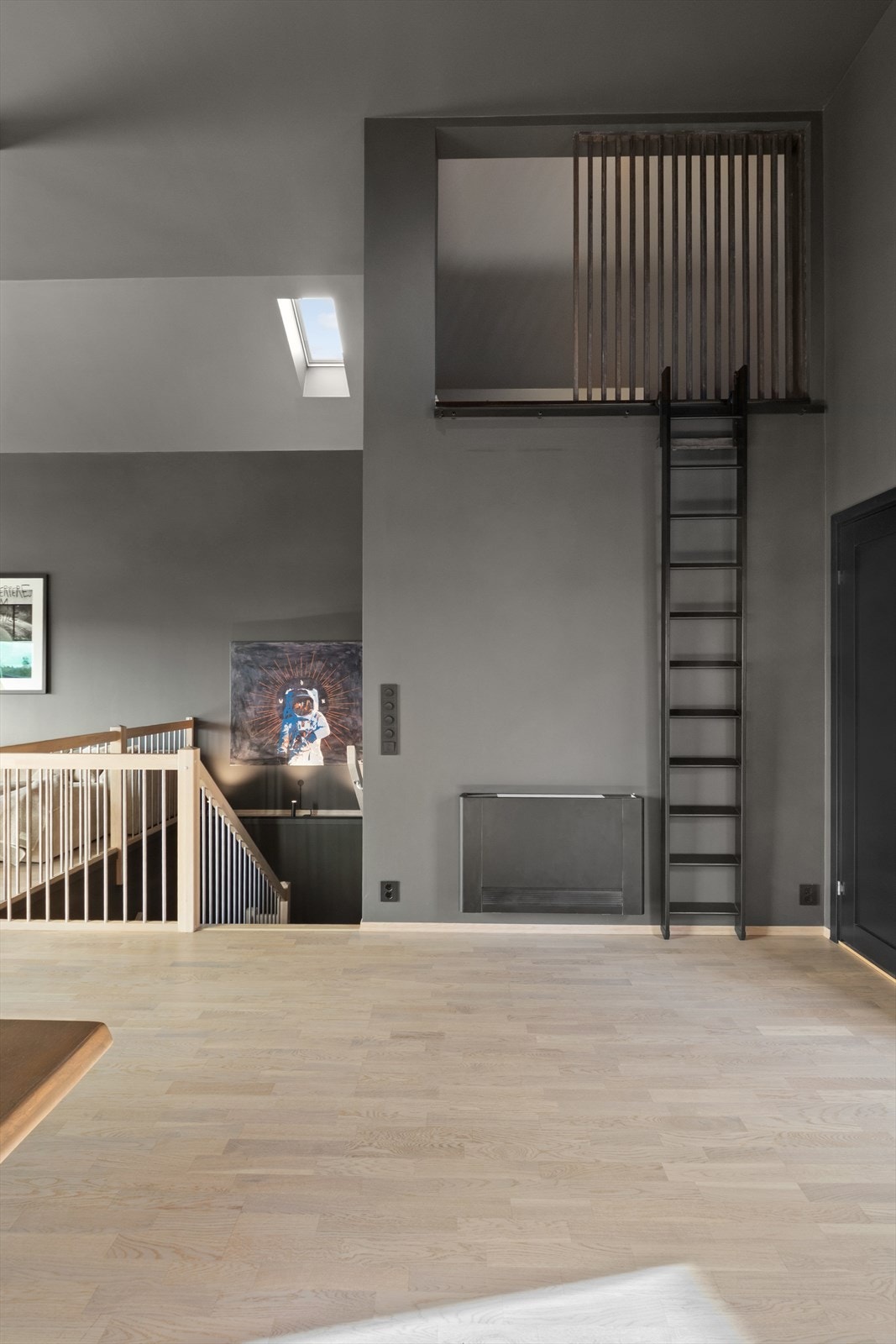 Fra oppholdsrommet er det adkomst via stige til en praktisk hems med et gulvareal på ca. 19 m², oppført i 2023. Galleribilde