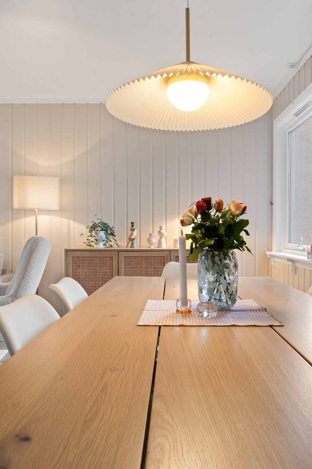 Plass for hele familien ved spisebordet. Galleribilde