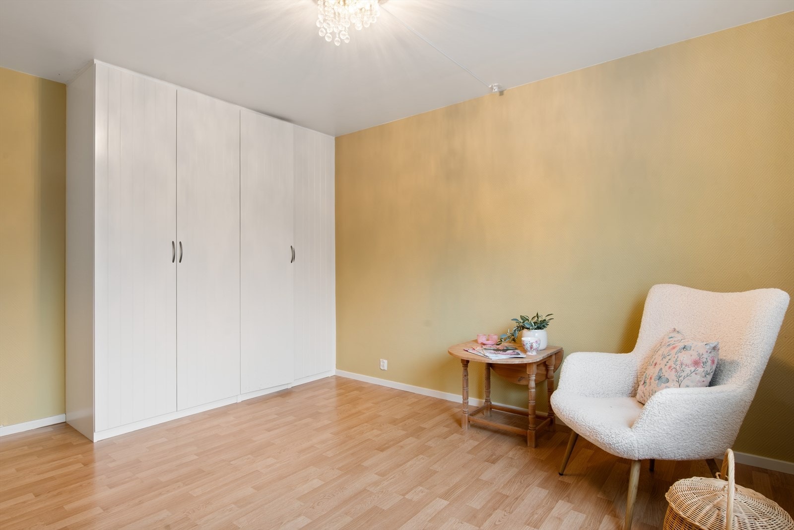God plass for skap og stor seng. Galleribilde