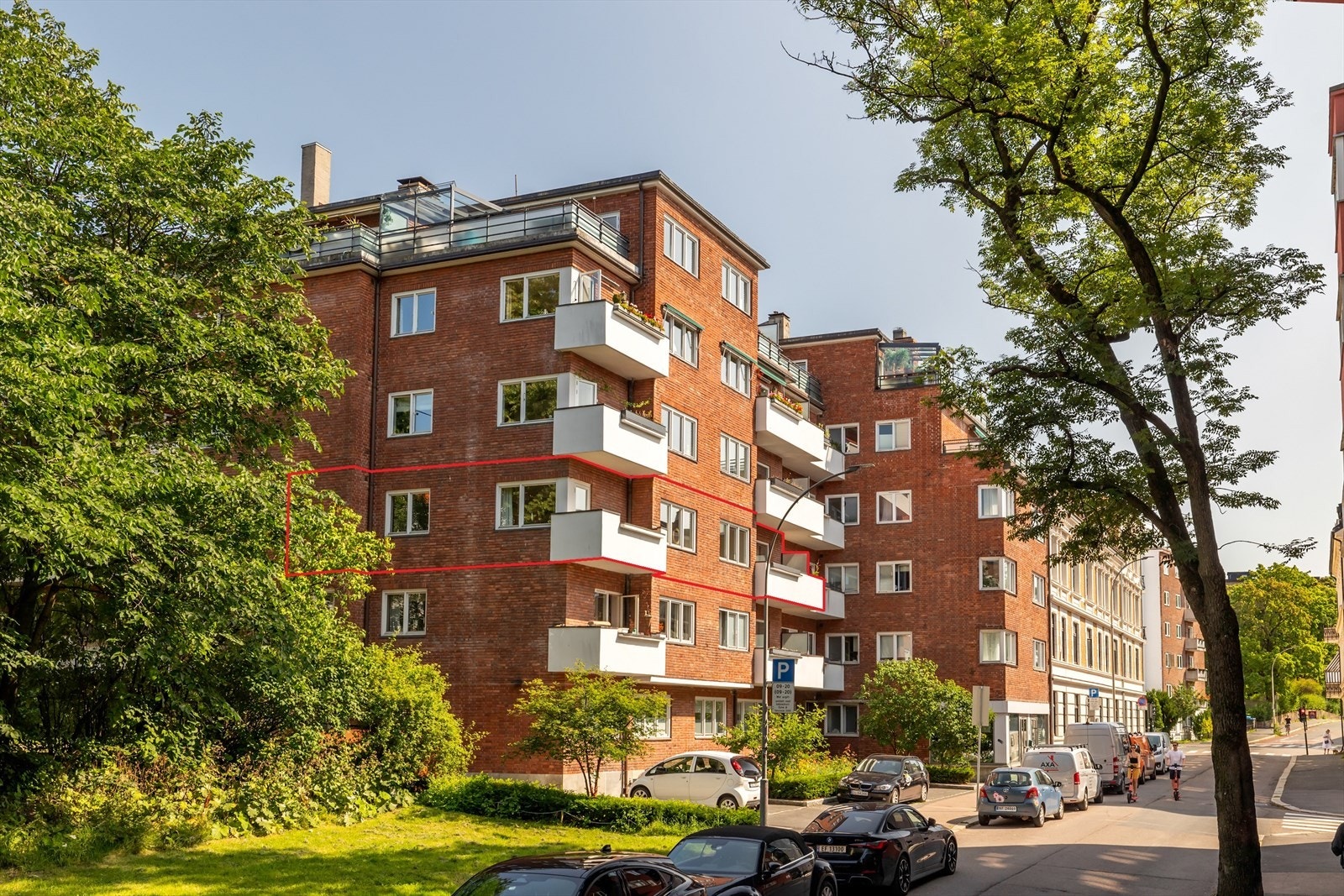 Denne gjennomgående hjørneleiligheten ligger fint til i 3.etg, tilbaketrukket fra Majorstuveien og med et frodig friområde som nabo. Galleribilde