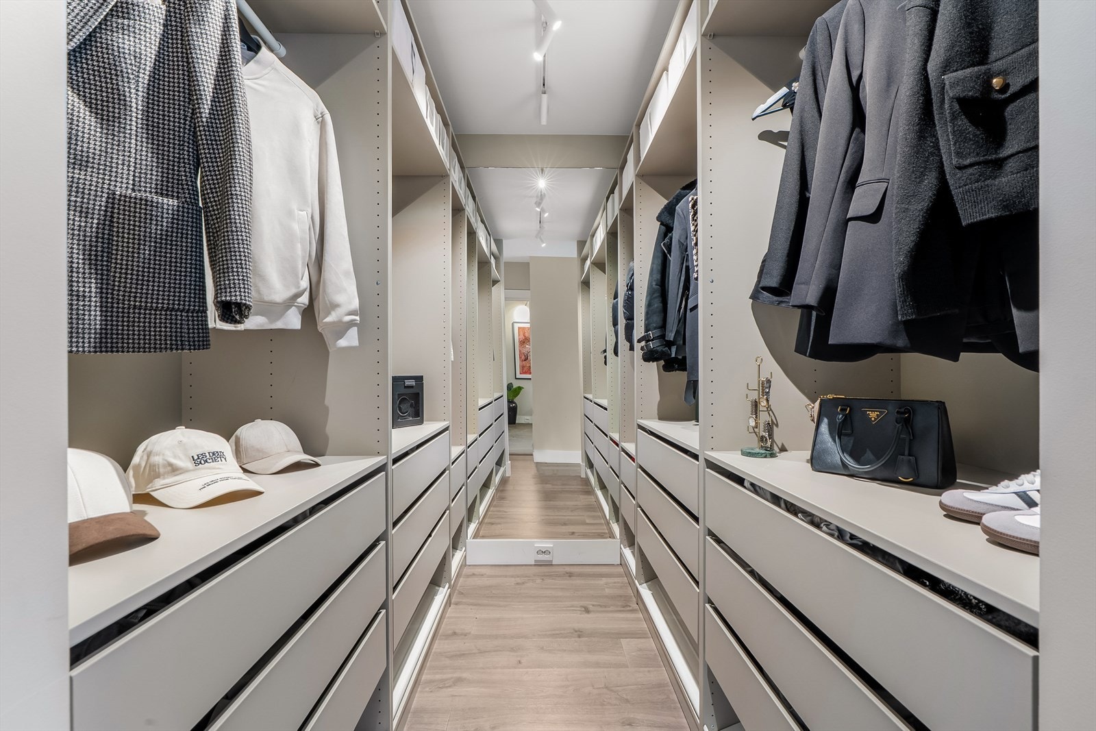 Her er det god plass med hele 5 meter garderobeinnredning med skuffer, hyller og heng i 60 cm dybde. Alle SG stikkontakter er integrert i fotlistene. Galleribilde