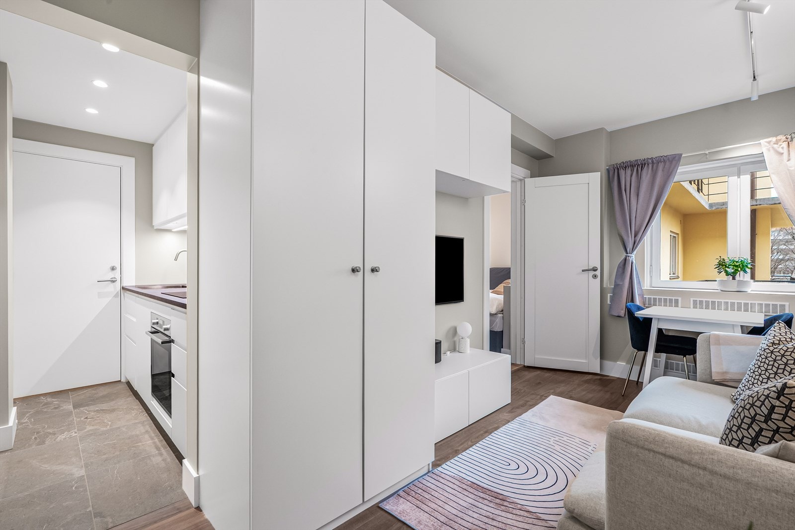 HYBEL - Stue med lagring og plass til sofa og spisebord. Galleribilde