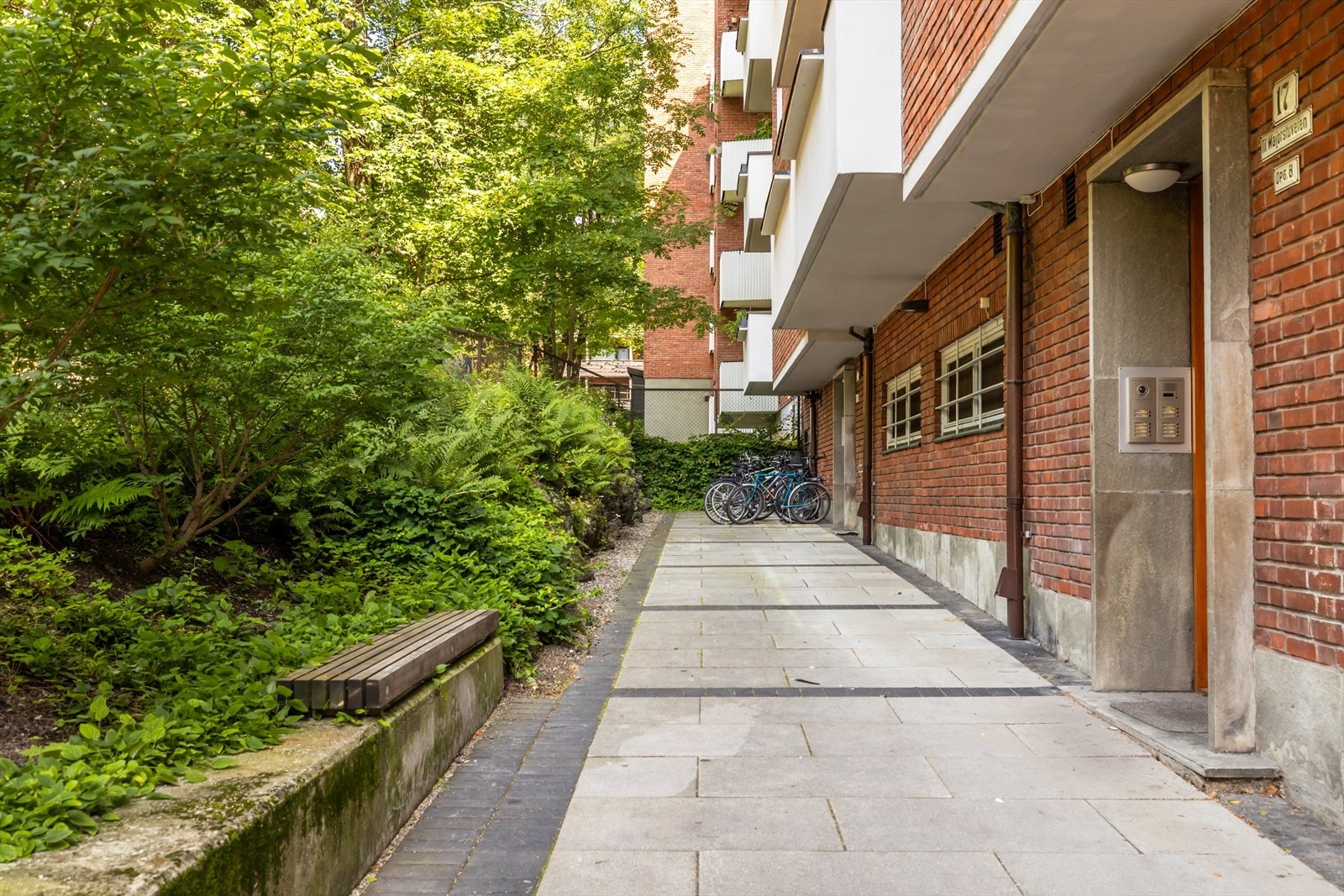 Majorstuveien 17 B - Inngangsparti fra siden av bygget. Galleribilde