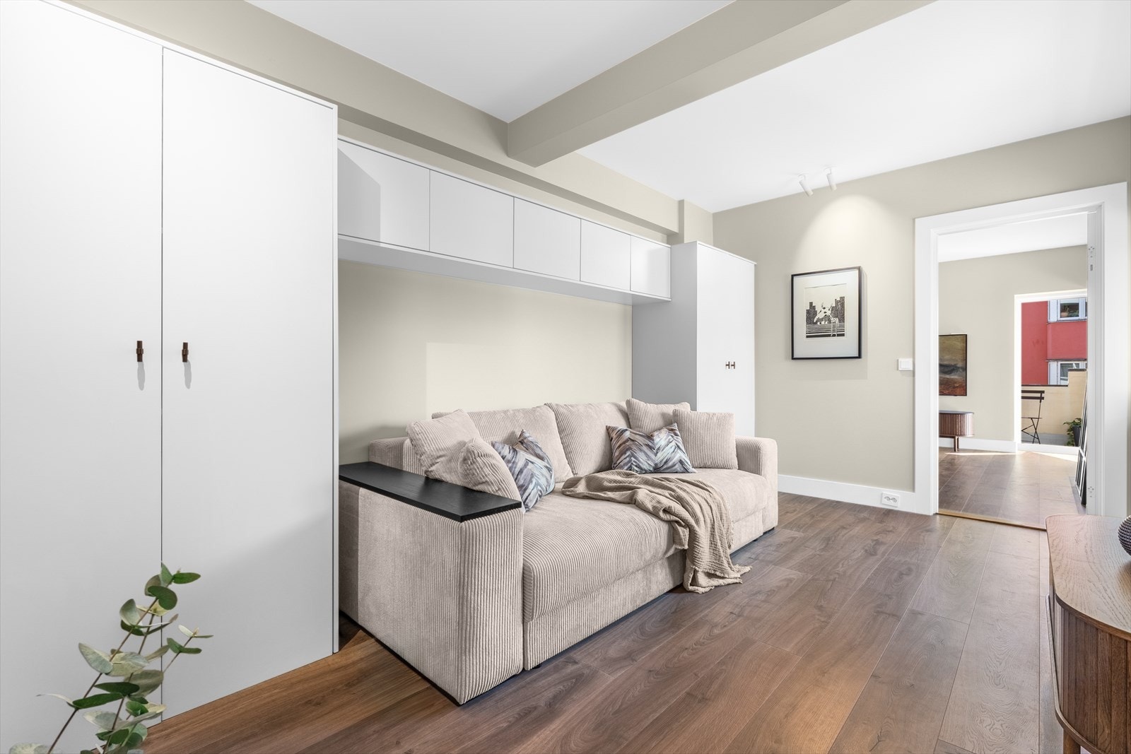 Stort rom på ca. 18 m² som fungerer som en forlengelse av stuen og som er innredet som en ekstra TV-stue/kontor/gjesterom. Galleribilde