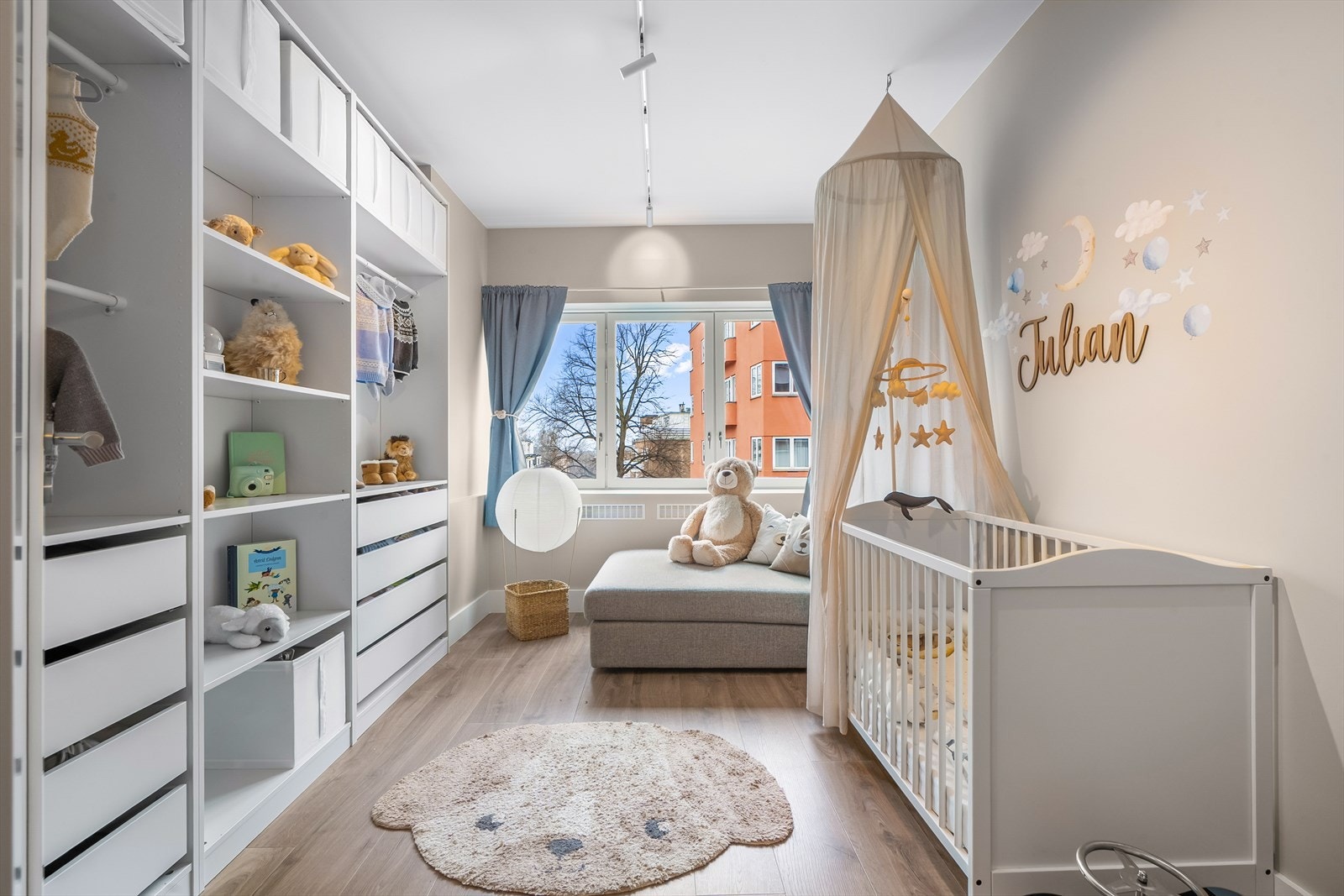Soverom II på ca. 9 m² med 2,75 m garderobeinnredning i 35 cm dybde. Galleribilde
