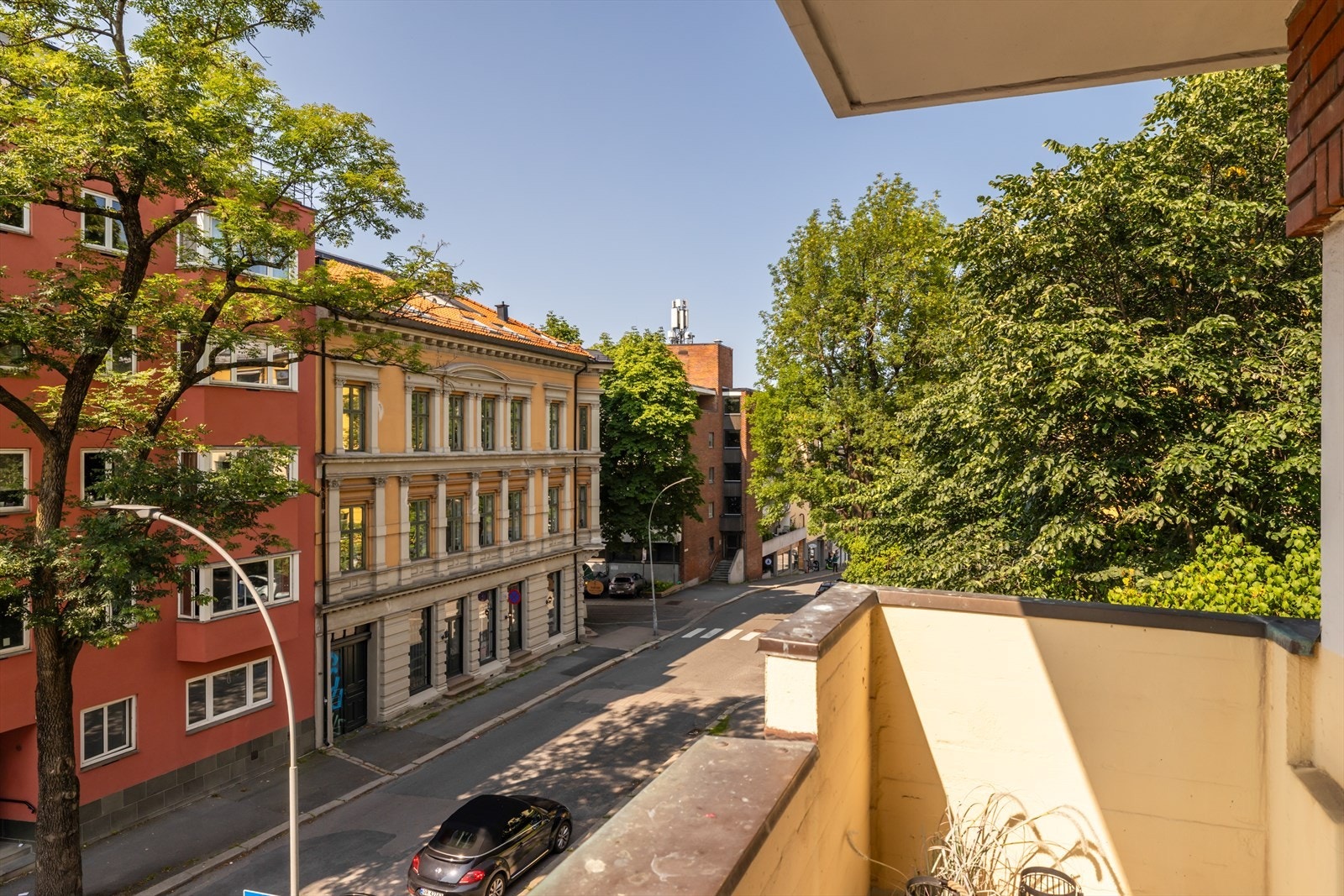 Idyllisk og frodig utsyn i sommerhalvåret. Galleribilde
