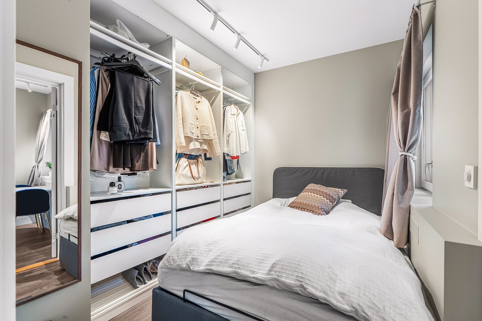 HYBEL - Soverom med vindu mot bakgård, åpen garderobeinnredning og plass til 140cm seng. Galleribilde