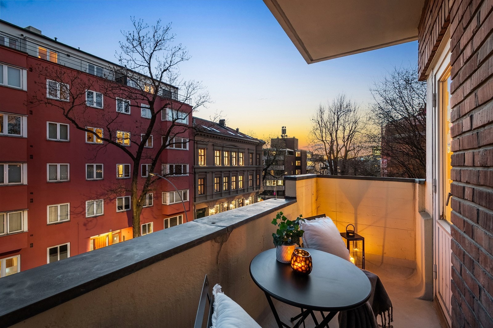 Stor og gjennomgående hjørneleilighet med svært gode solforhold. Galleribilde