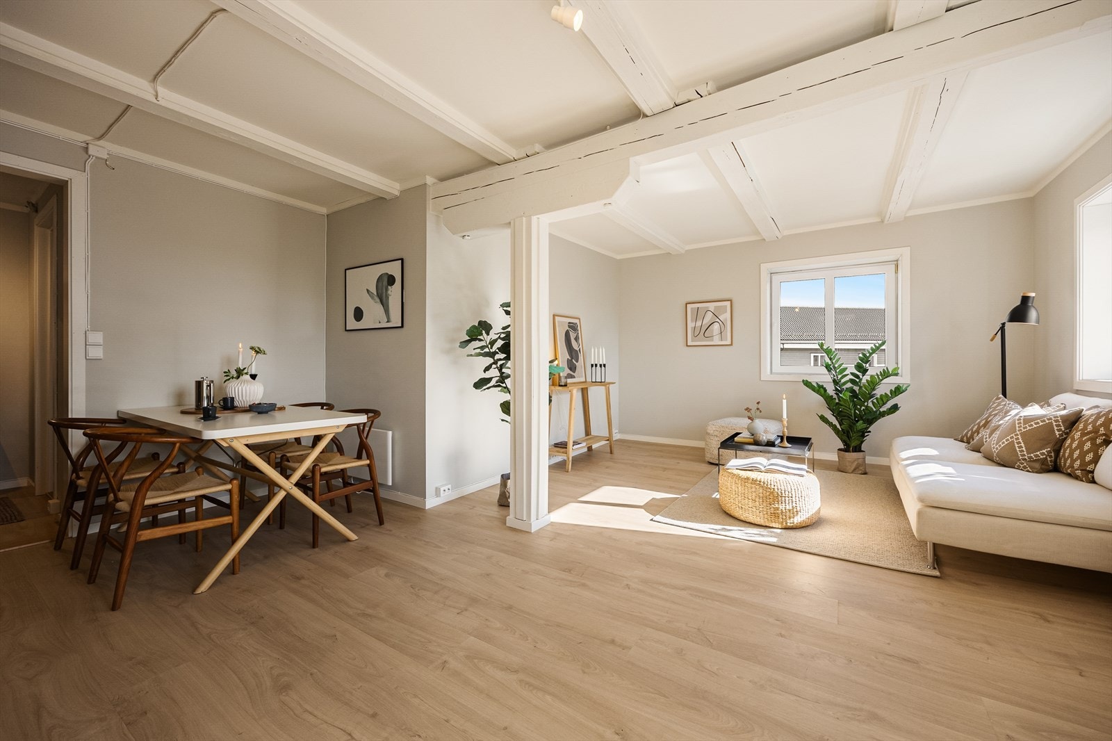 Stuen byr på flere møbleringsmuligheter. Galleribilde