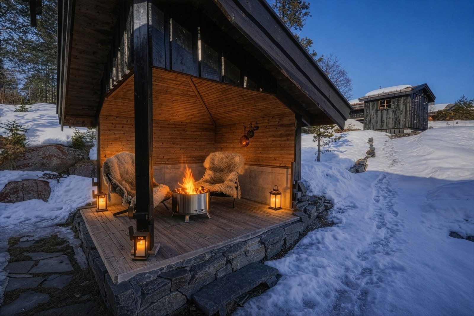 På eiendommen finnes også en hyggelig utestue som gir gode muligheter for lune kvelder store deler av året. Galleribilde