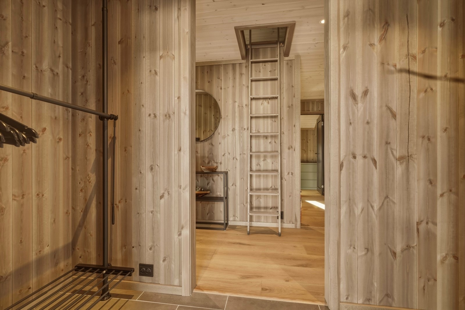 Romslig entré med god plass til å henge fra seg yttertøy. Galleribilde