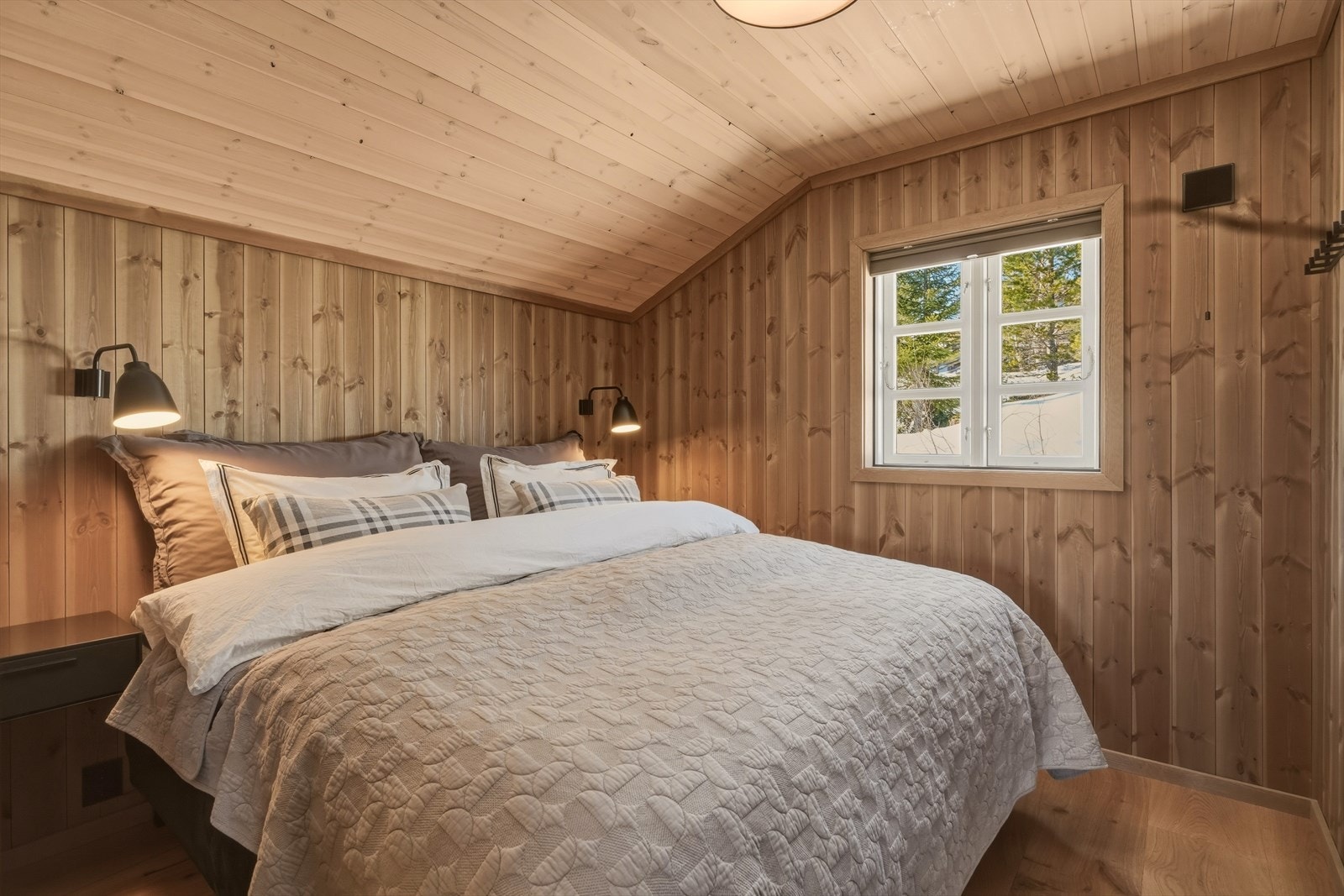 Hovedsoverom med god plass til dobbeltseng og nattbord. Galleribilde