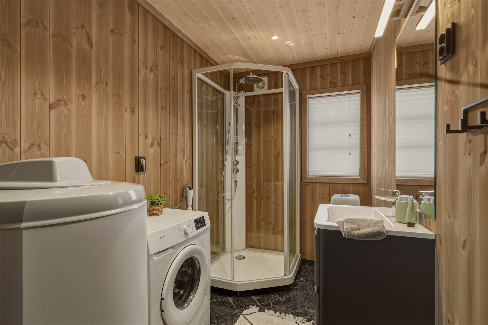 Badet i hytta er det byggeår, men er kosmetisk oppgradert i 2023 med nye overflater på vegger og sanitærutstyr. Galleribilde