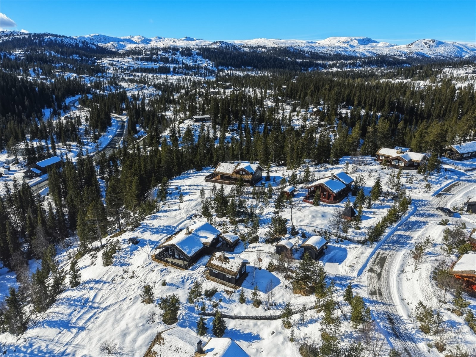 Vegglifjell er kjent for sitt snøsikre og godt preparerte løypenett, med flotte langrennsløyper i både skogsterreng og høyfjell. Løypene ligger like i nærheten av hytten, og gir enkel tilgang til milevis med turmuligheter vinterstid. Galleribilde