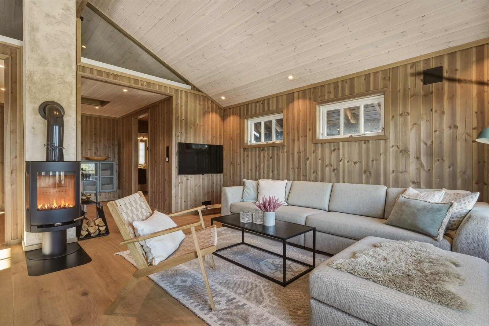 Fritidsboligen byr på en romslig stue med god plass til å innrede med både sofagruppe og spisebord. Galleribilde