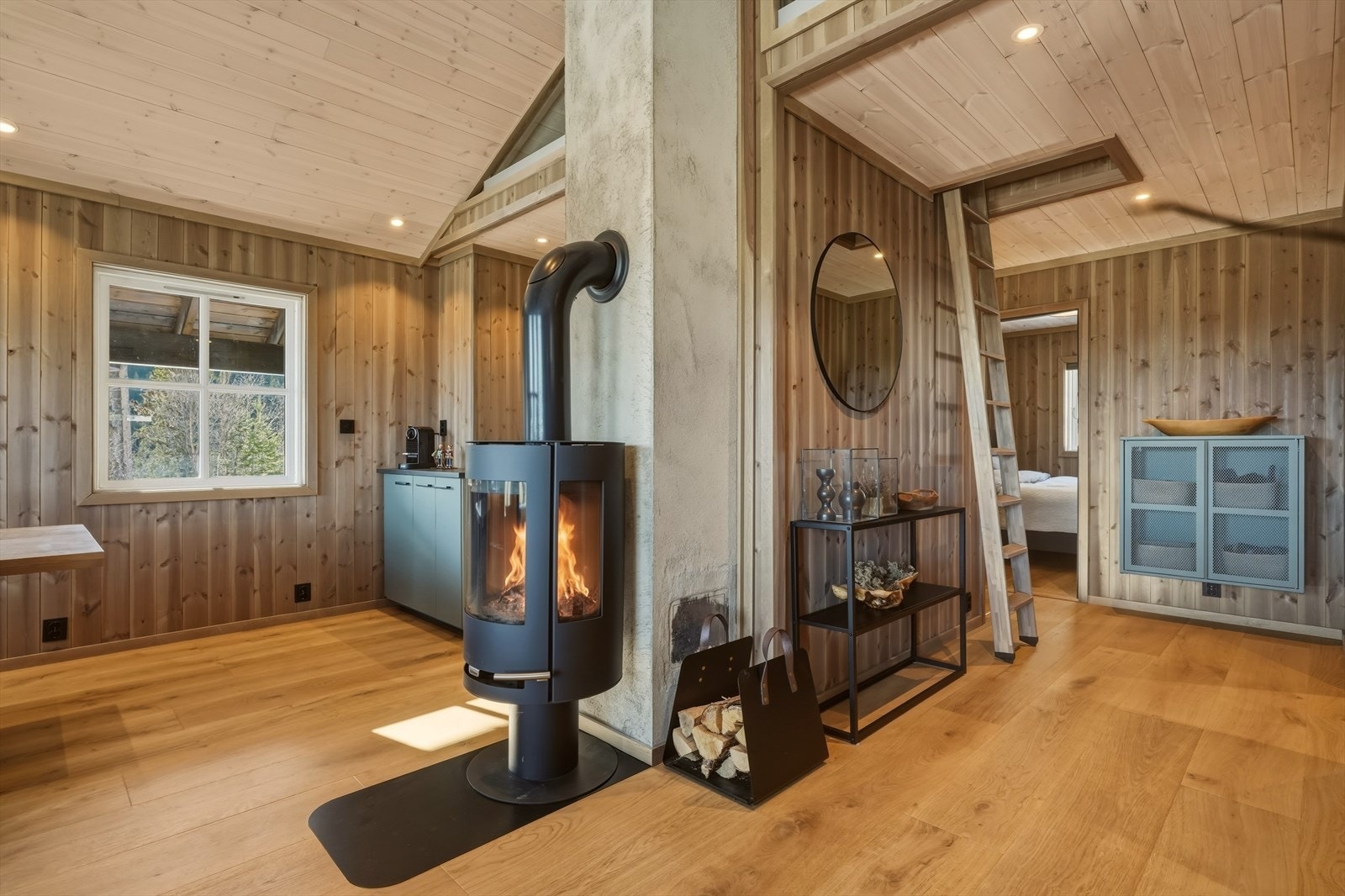 Peis er sentralt plassert i rommet, en perfekt ekstra oppvarmingskilde gjennom kalde vinterkvelder. Galleribilde