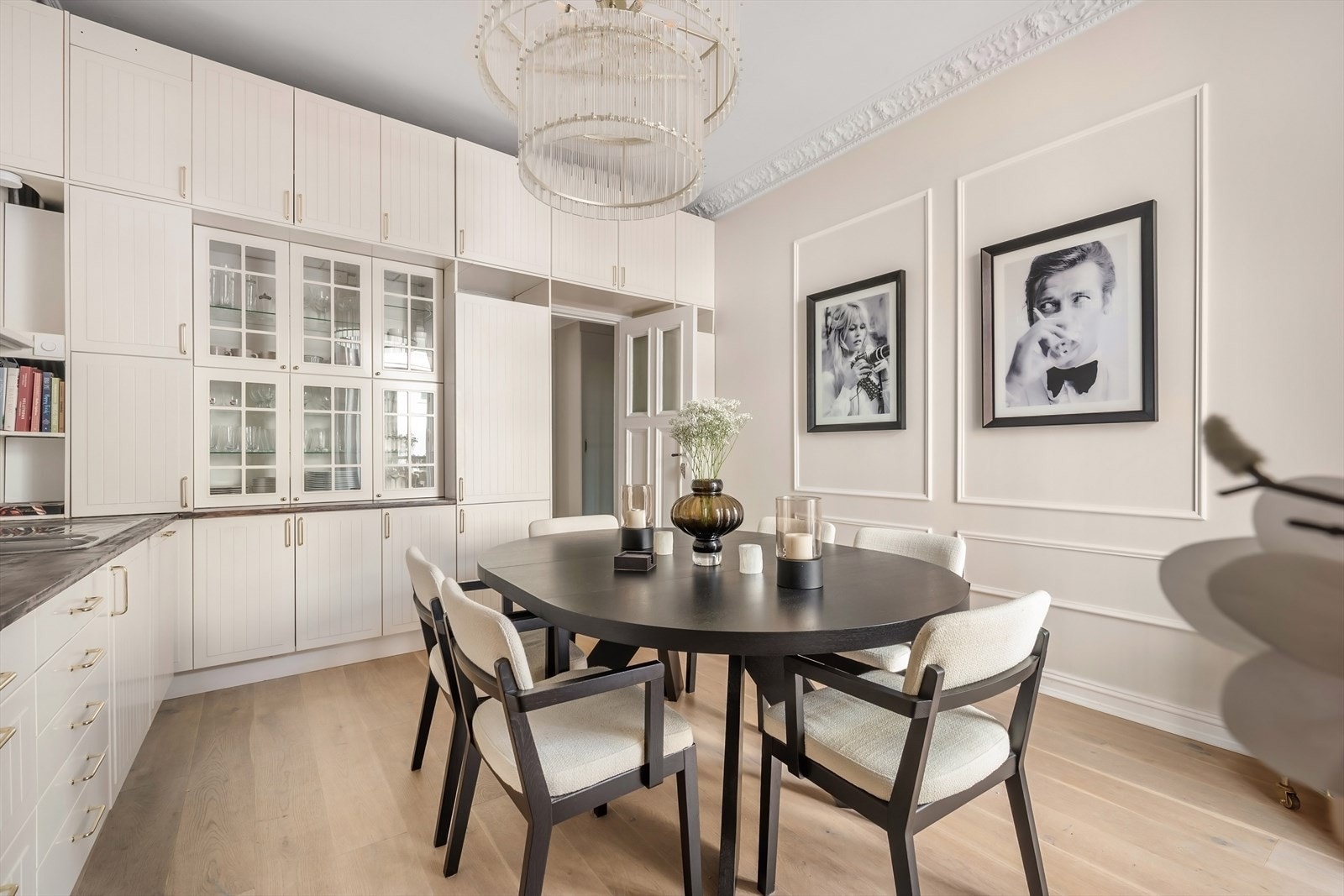 Nils O. M. Nordvik & Caroline Leirflaten har gleden av å presentere en lys og gjennomgående 2(3)-roms med etterspurt beliggenhet på Frogner. Galleribilde