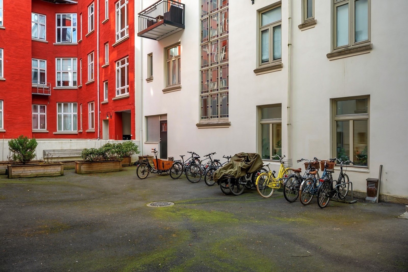 Felles balgård med sykkelparkering. Galleribilde