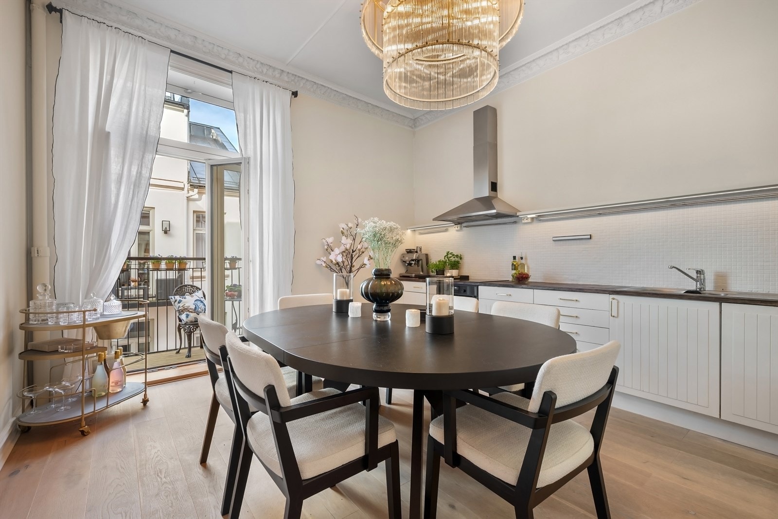 Stort og innbydende spisekjøkken med god plass til stort spisestuemøblement. Galleribilde
