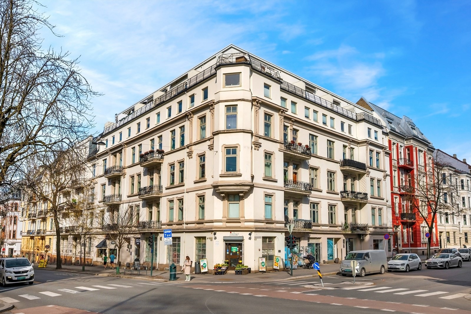 Populær beliggenhet på Frogner med nærhet til "alt" av butikker, servicetilbud, kollektivtransport og grønne lunger. Galleribilde
