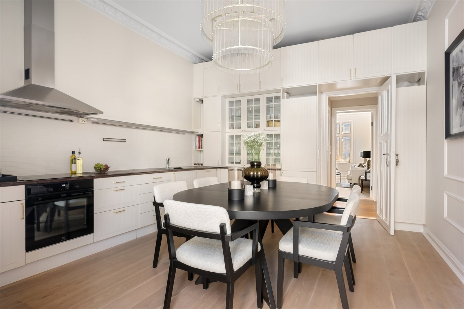Innholdsrik kjøkkeninnredning med rikelig med skap og benkeplass. Her har du god plass til å invitere venner og familie til hyggelig samvær. Galleribilde