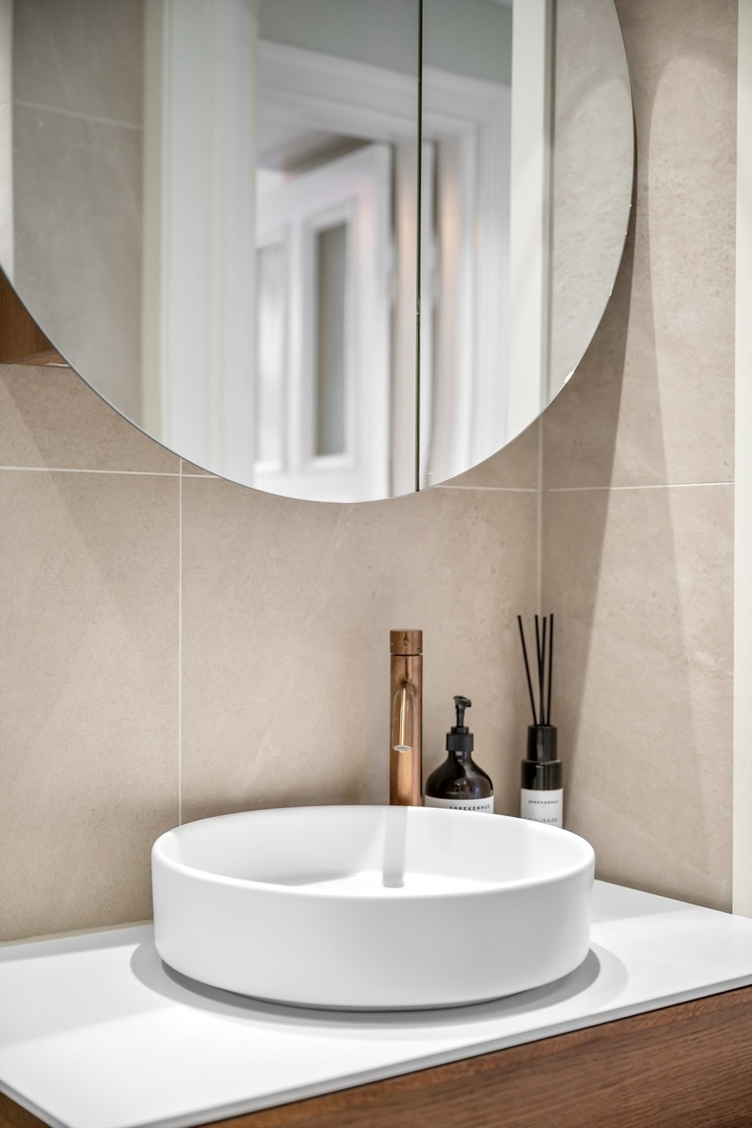 Badet er meget innbydende med moderne løsninger og stilrene materialvalg. Varmekabler i gulvet. Galleribilde