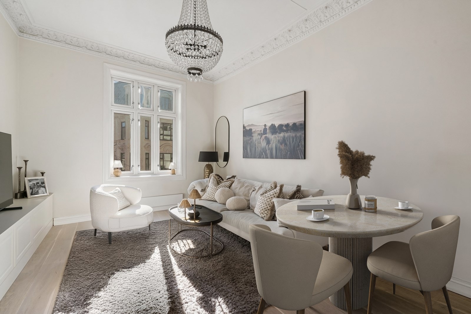 Digital styling for å vise hvordan det kan bli dersom man flytter kjøkkenet til stuen og etablerer soverom på kjøkkenet. Dette er ment som inspirasjon. Selger/megler tar ikke ansvar for tiltakets gjennomførbarhet. Galleribilde