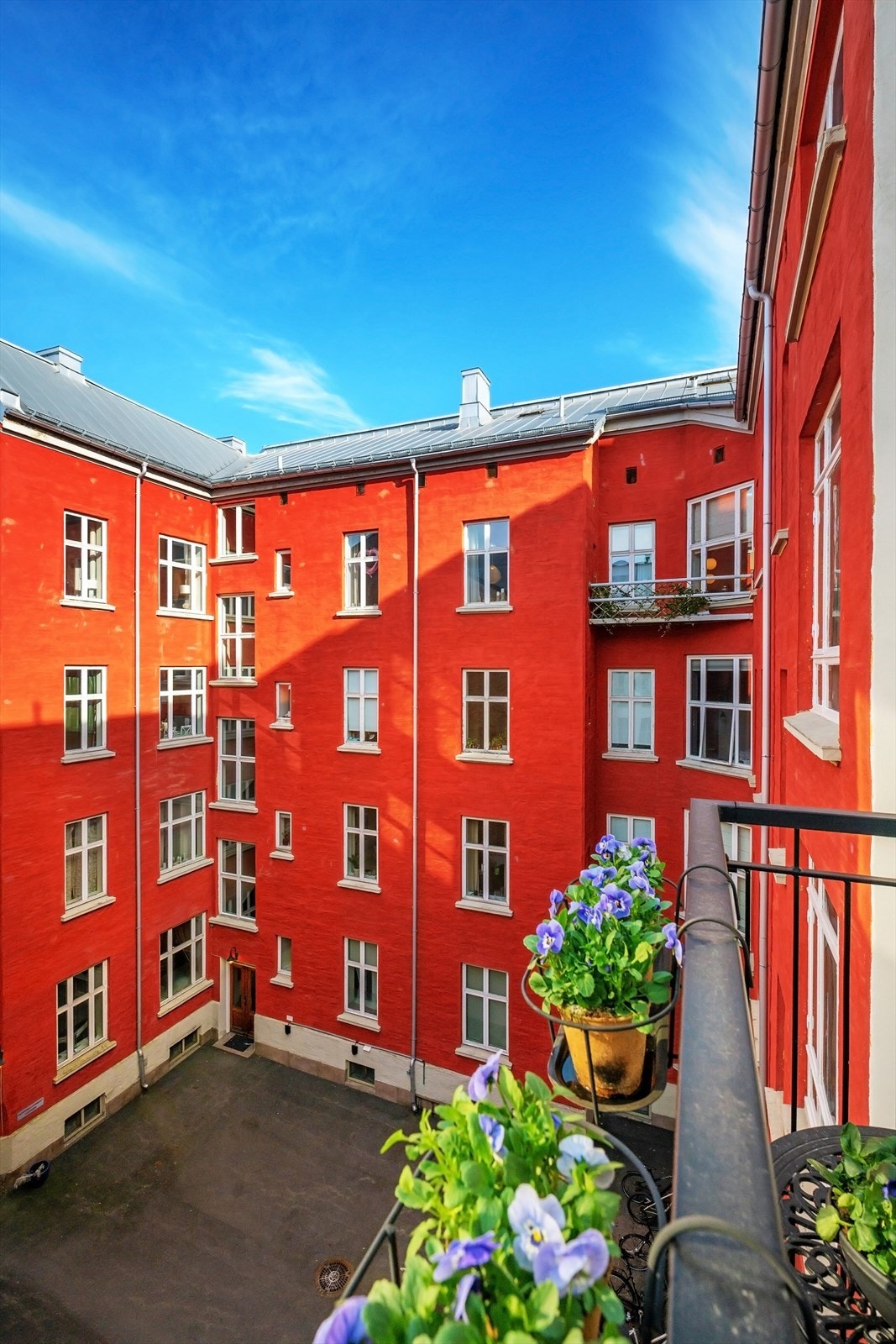 Balkongen vender inn mot rolig bakgård. Galleribilde