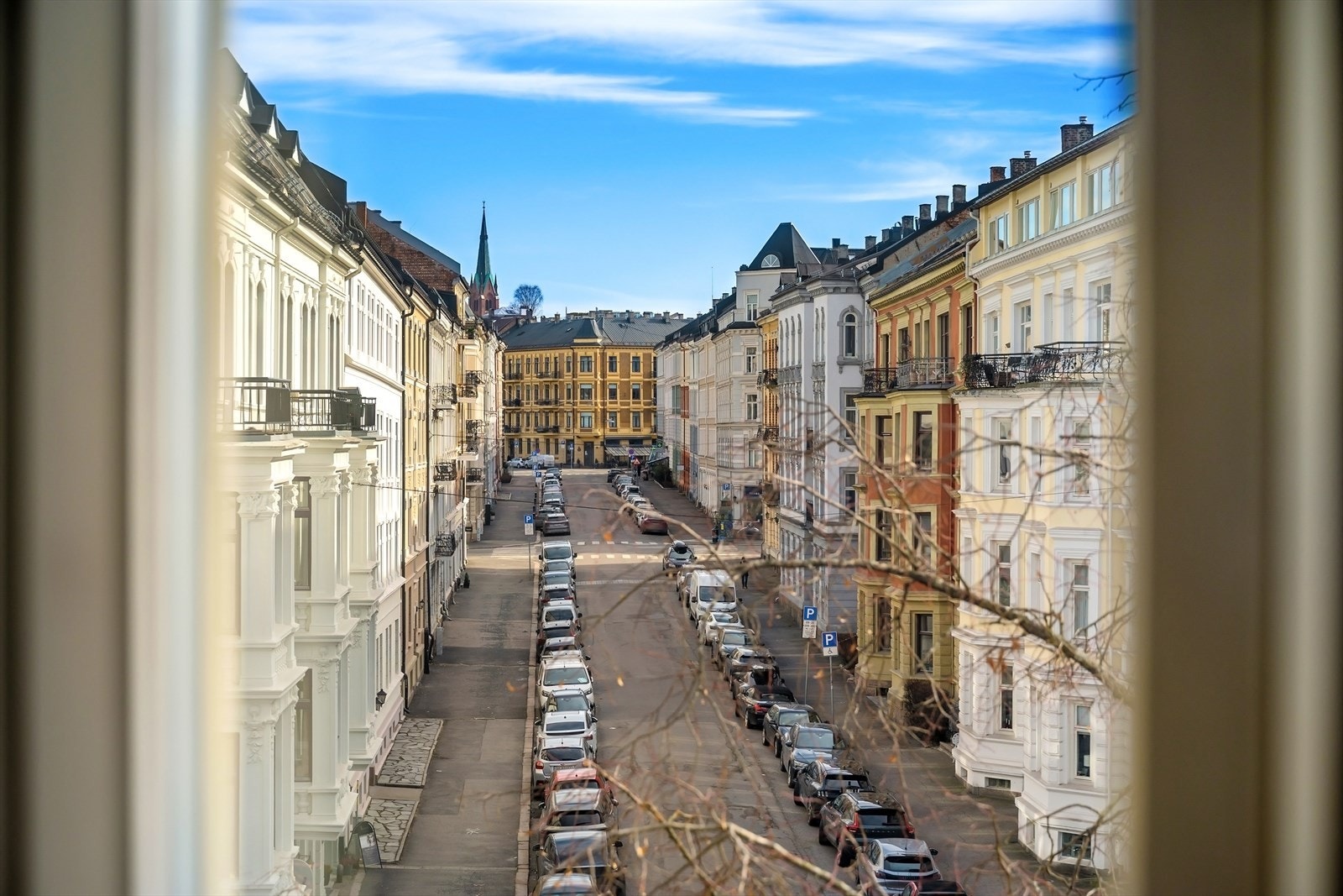 Stuen vender ut mot Thomas Heftyes gate med fin utsikt opp Odins gate. Her ser du utover et fasjonabelt nabolag med flotte, klassiske bygårder. Galleribilde