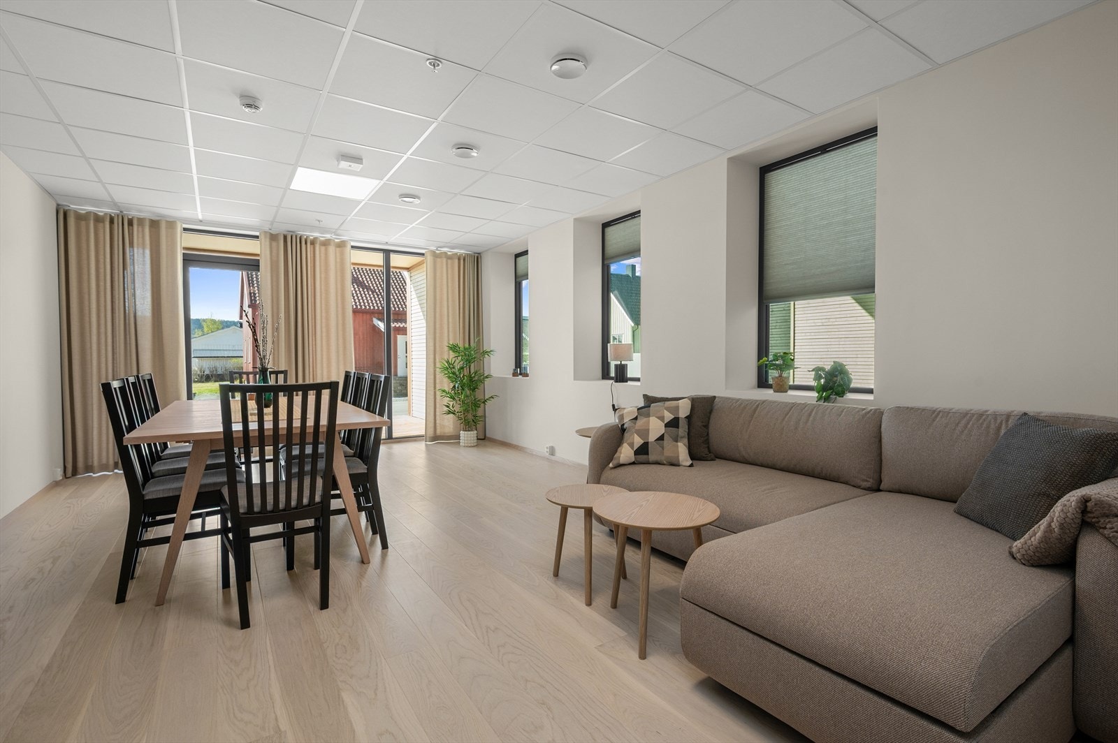 Dette er en felles leilighet som disponeres av sameiet. Her kan man arrangere samlinger, festligheter eller familiebesøk. Galleribilde