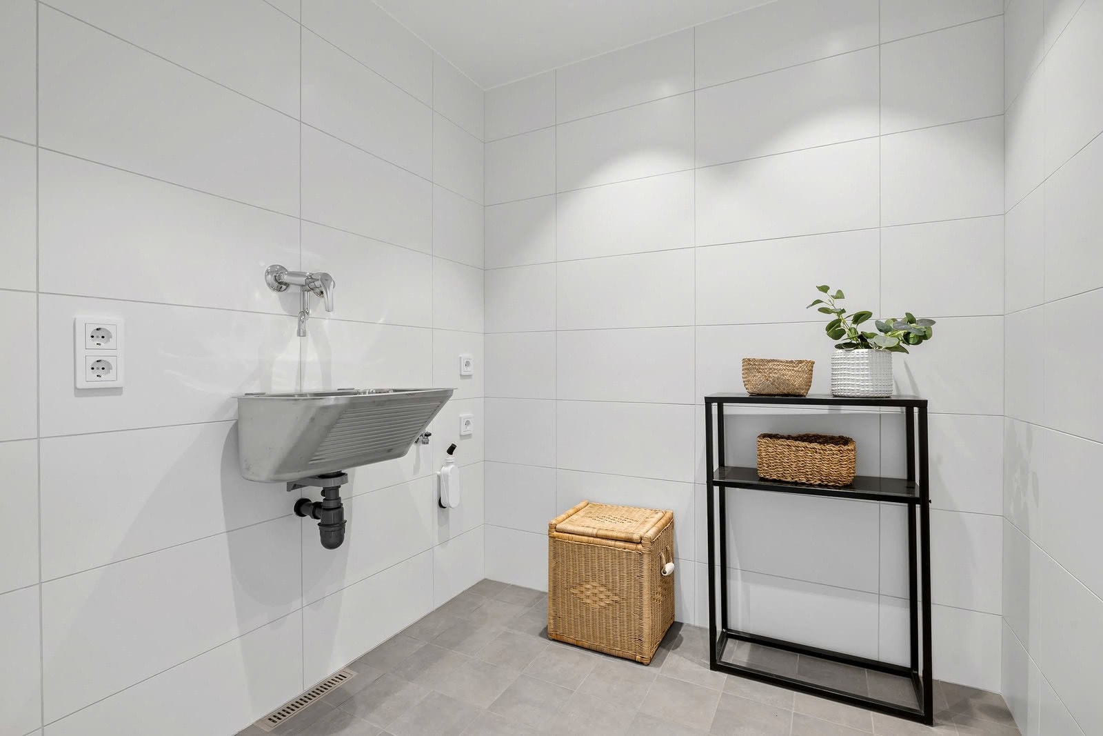 Praktisk vaskerom med opplegg for vaskemaskin. Galleribilde
