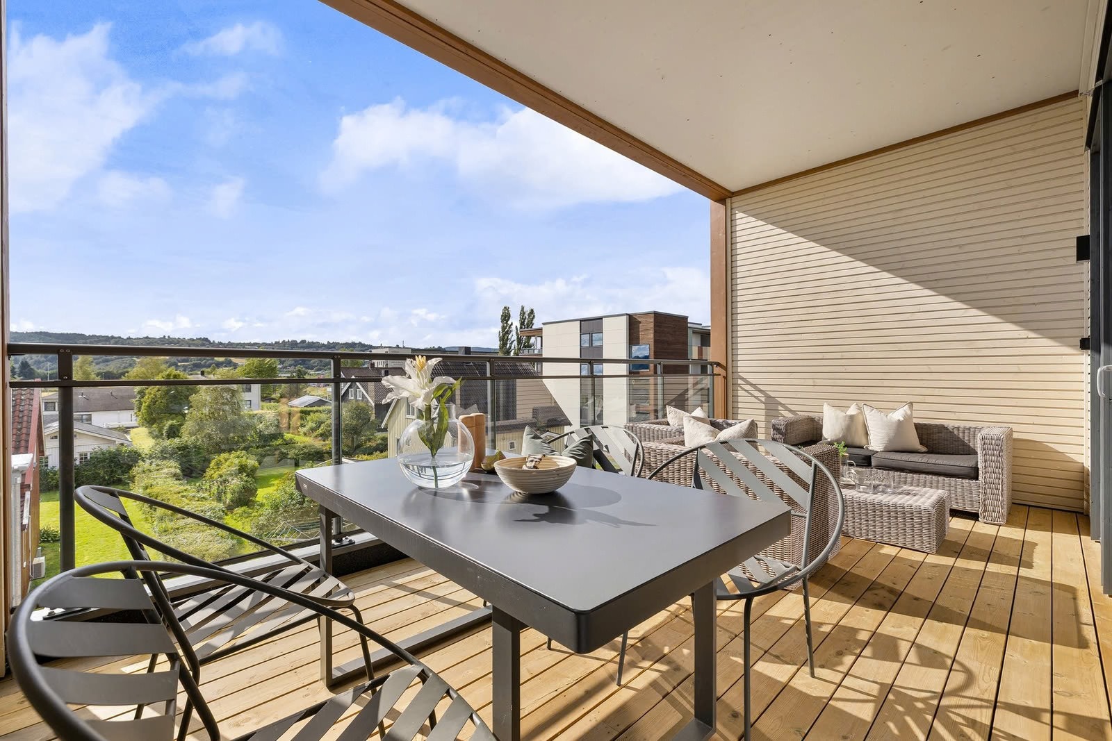 Fra stuen er det direkte adgang til solrik terrasse på hele 16 m². Galleribilde