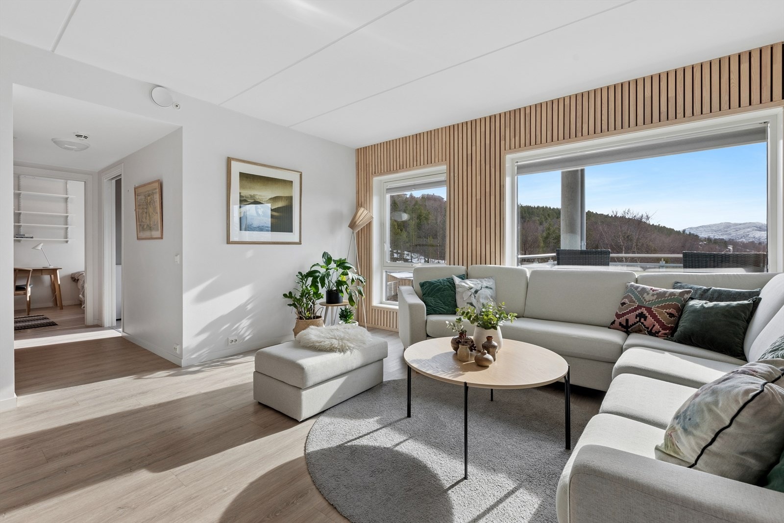 Stuen er lett å møblere og har god plass til en romslig sofagruppe og tilhørende møbler, med fleksible løsninger for ulike møbleringsbehov. Galleribilde