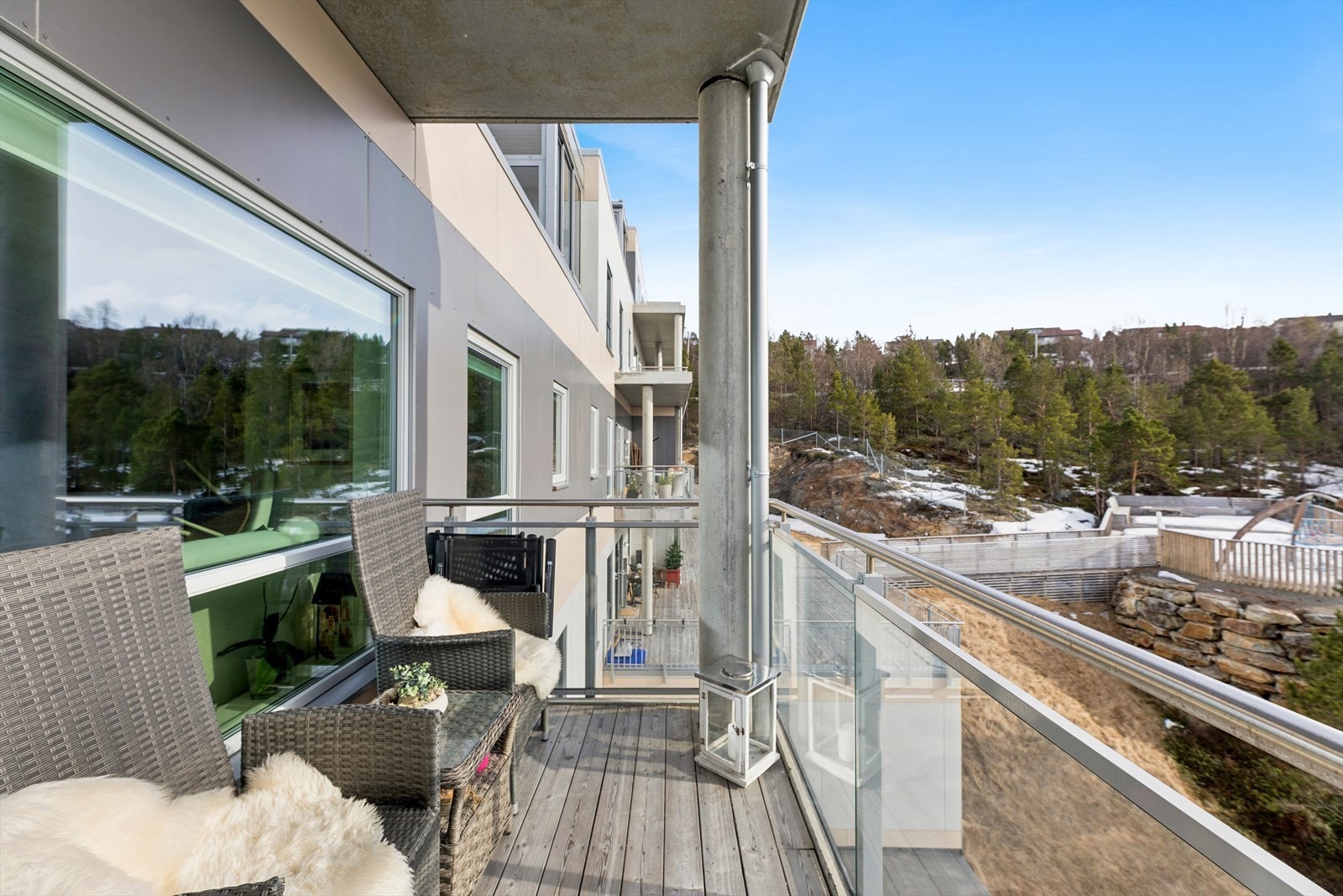 Den åpne delen av verandaen har god plass til en sittegruppe. Galleribilde