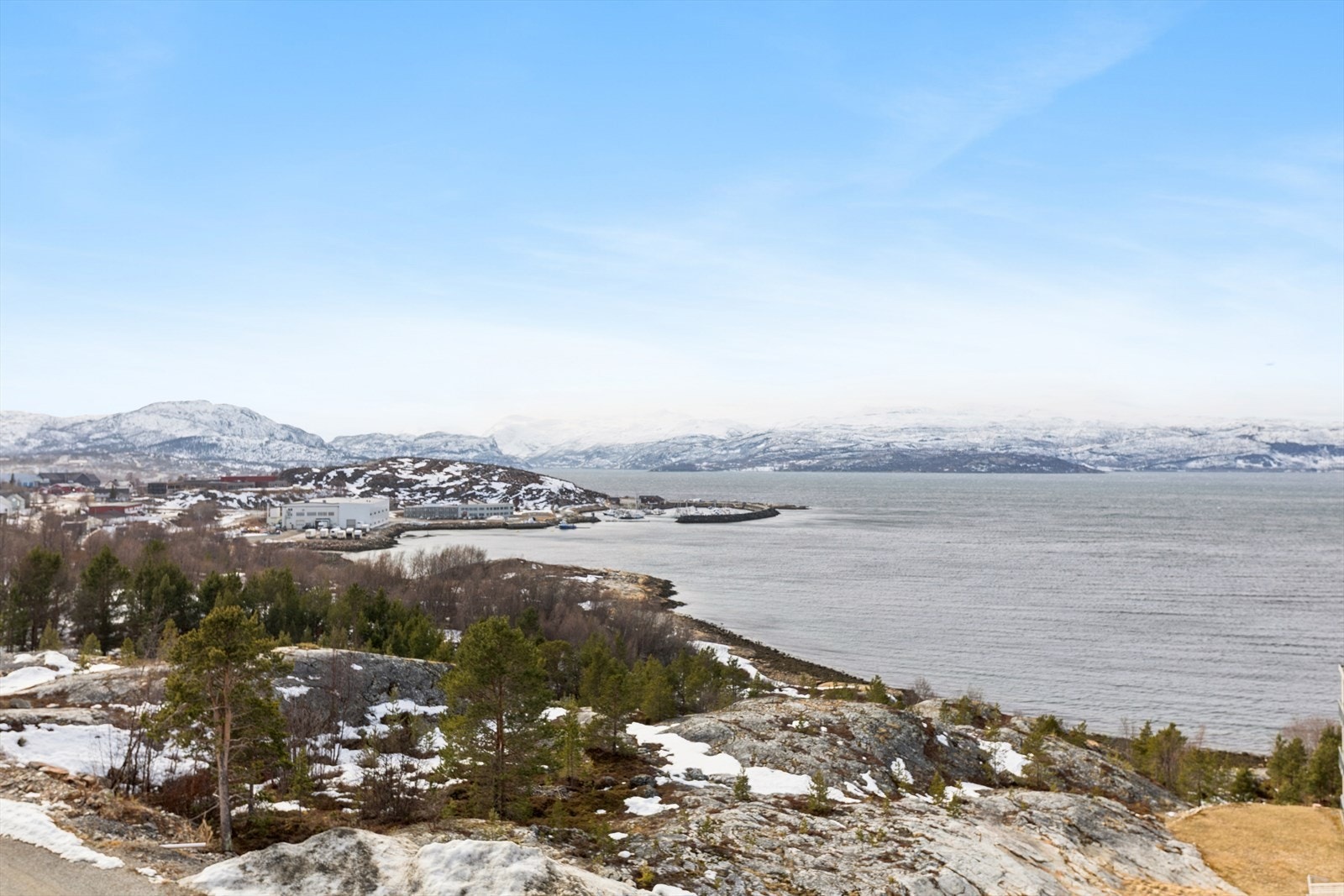 Beliggenhet ved sjøen med nærhet til fine turområder langs kysten. Galleribilde