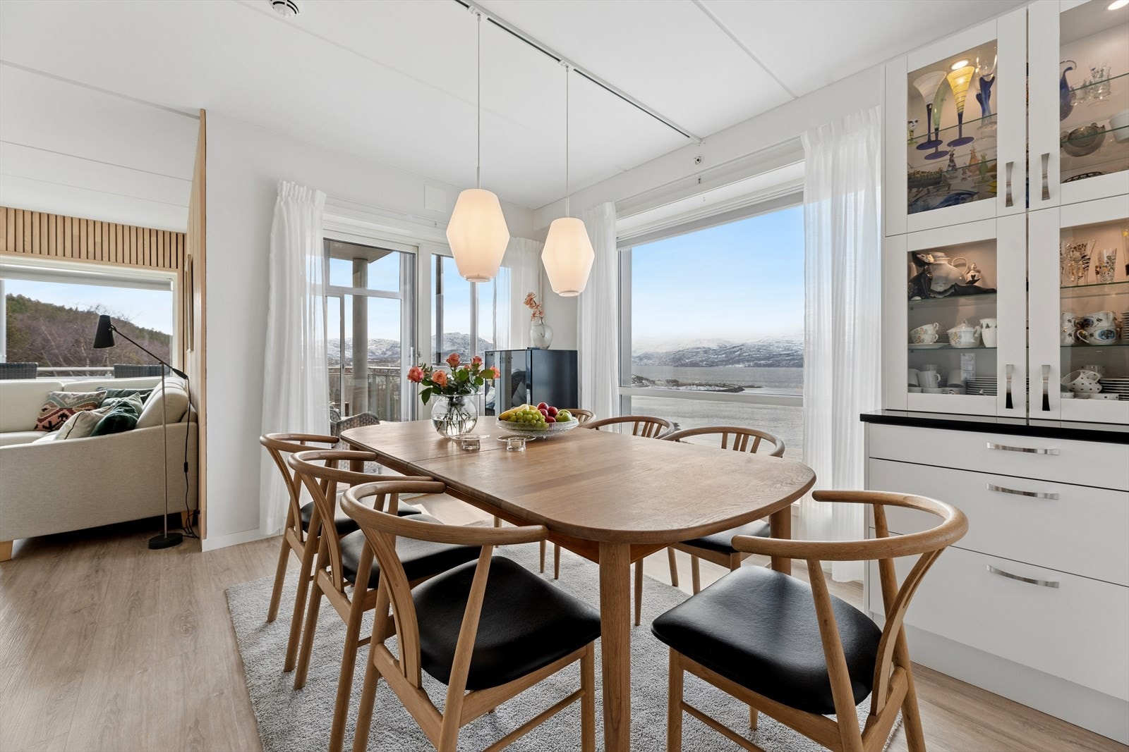 Spisestuen er et naturlig samlingspunkt mellom kjøkken og stue, med direkte utgang til verandaen. Galleribilde