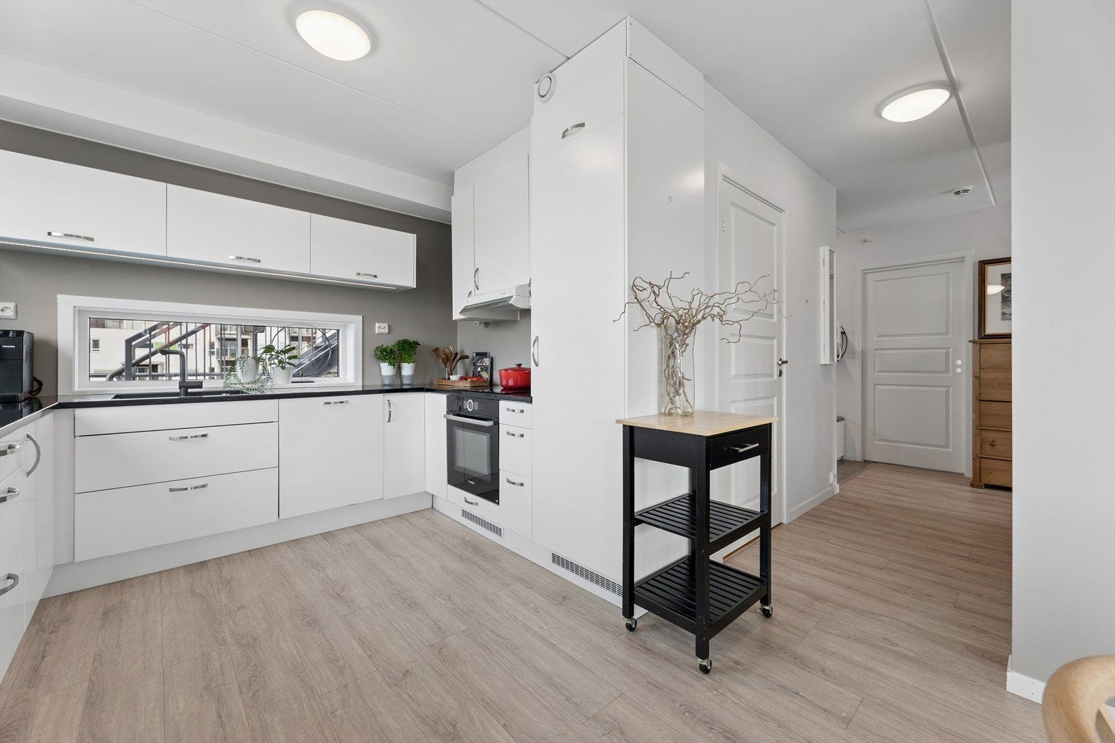 Kjøkkenet ligger i åpen forbindelse med spisestuen, noe som skaper en sosial og inkluderende sone. Galleribilde