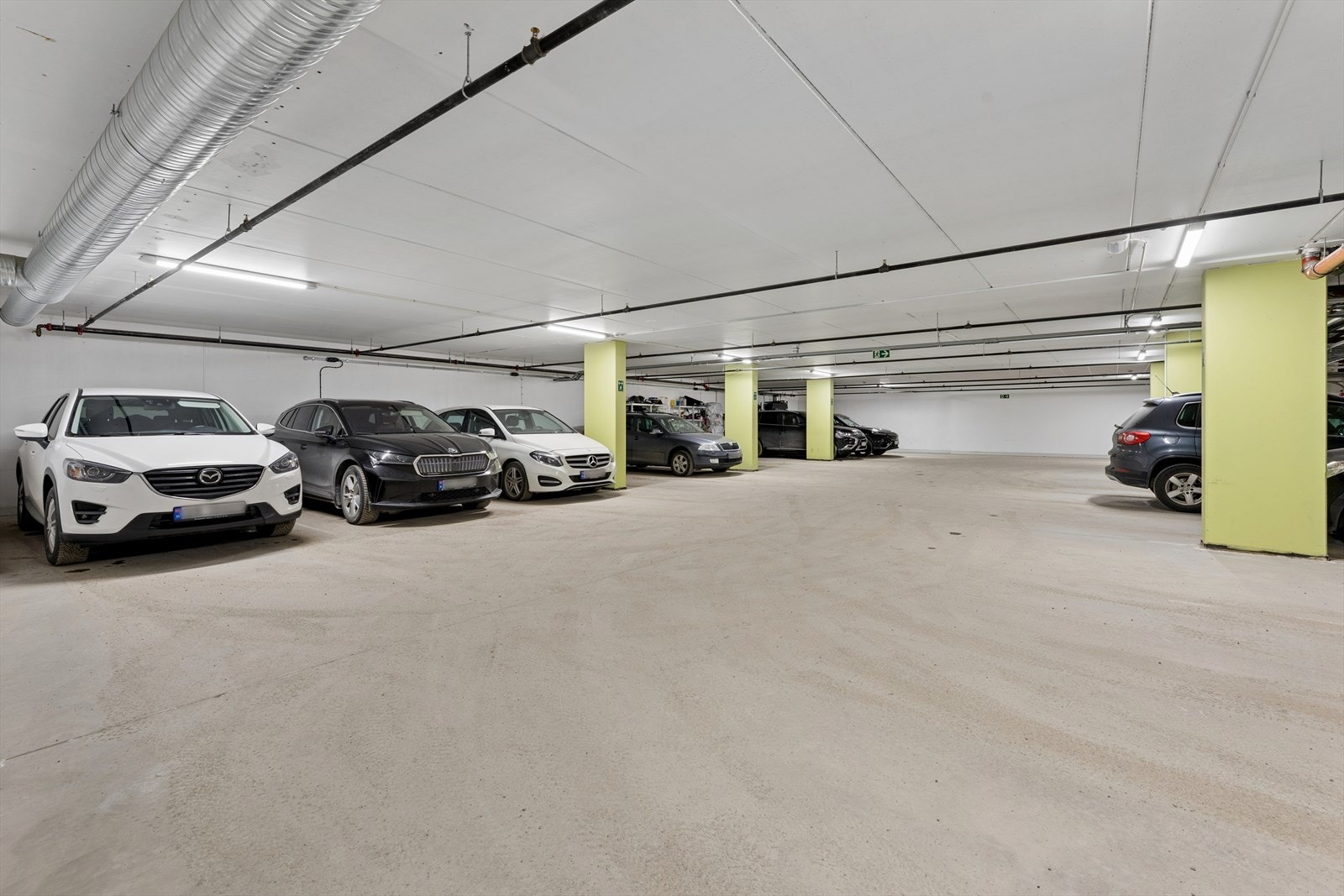 Parkering i felles garasjeanlegg. Borettslaget har også avsatt plass til sykler og barnevogner. Galleribilde