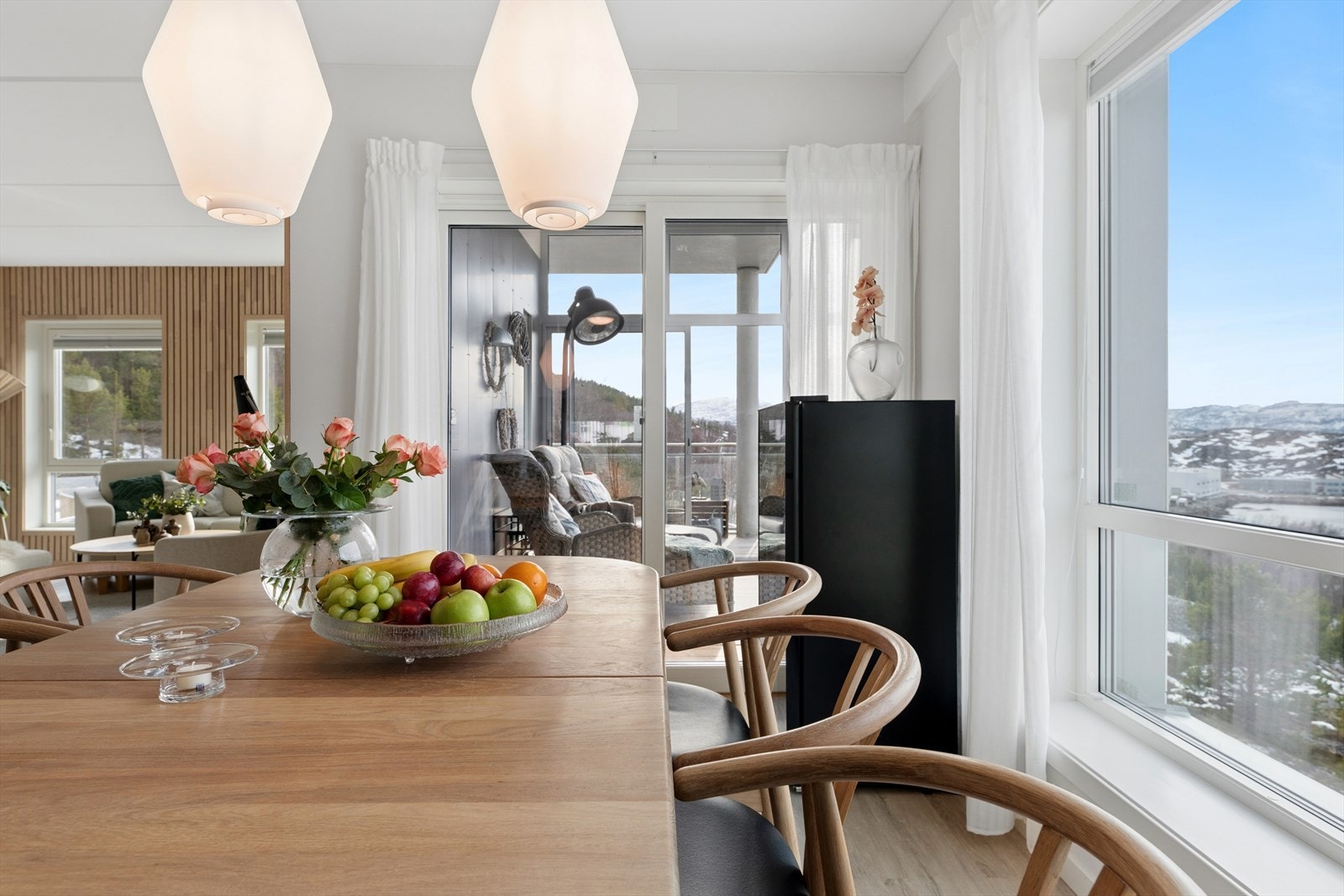 Fra spiseplassen kan du nyte utsikten mot fjorden, med skyvedør ut til den innglassede verandaen. Galleribilde