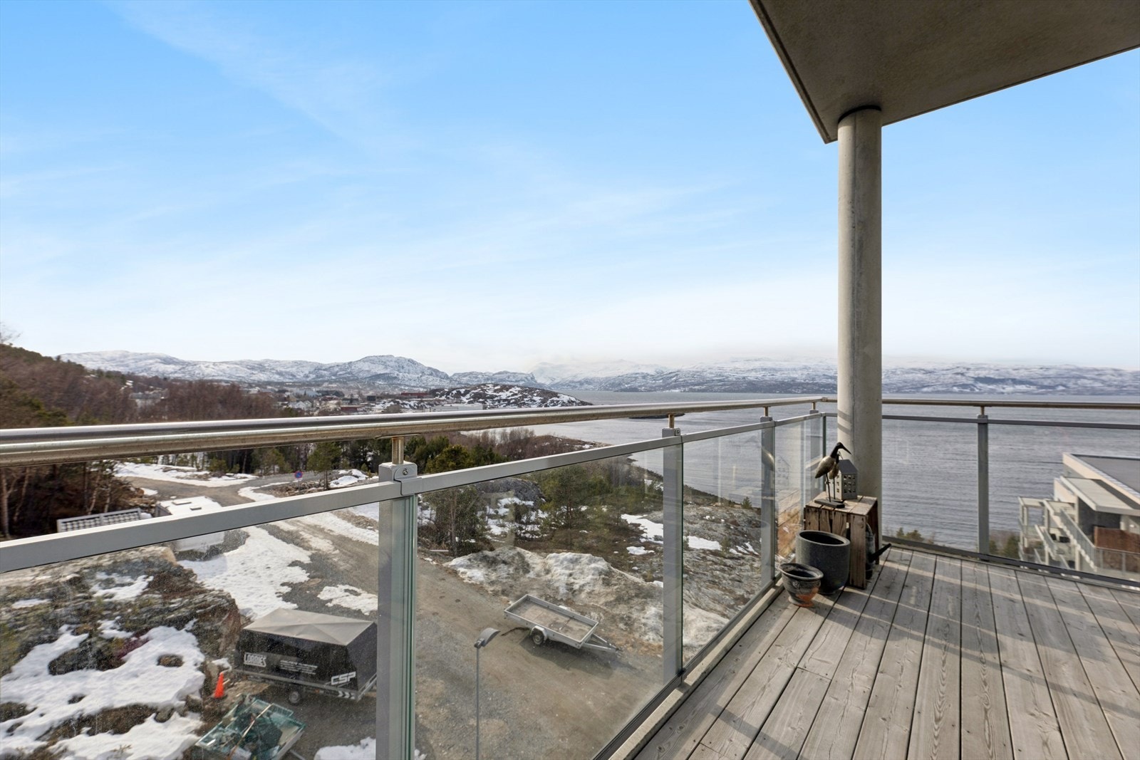 Fra verandaen er det en vidstrakt og uhindret utsikt over fjorden og landskapet. Galleribilde